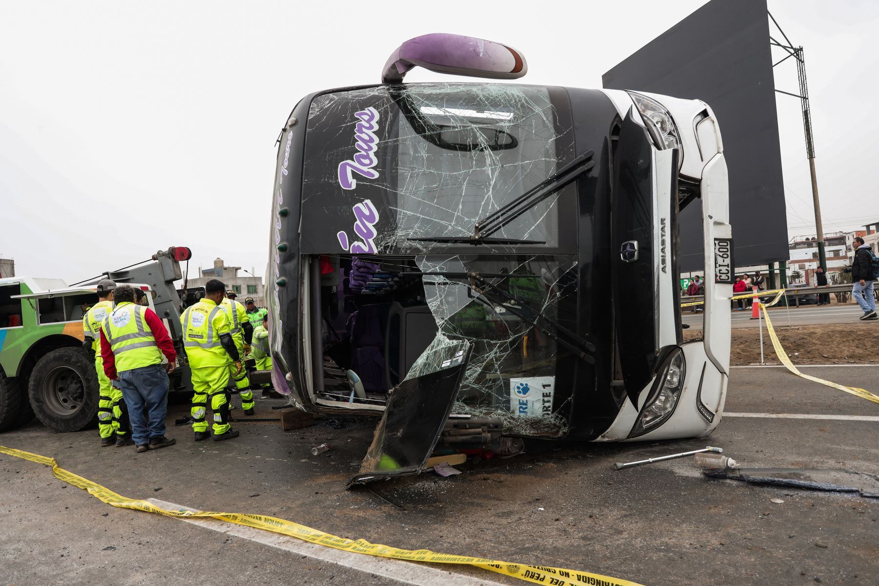 Volcadura de bus en Lurín dejó a cuatro personas fallecidas y a 22 heridos en la Panamericana Sur. (Foto: Agencia Andina)