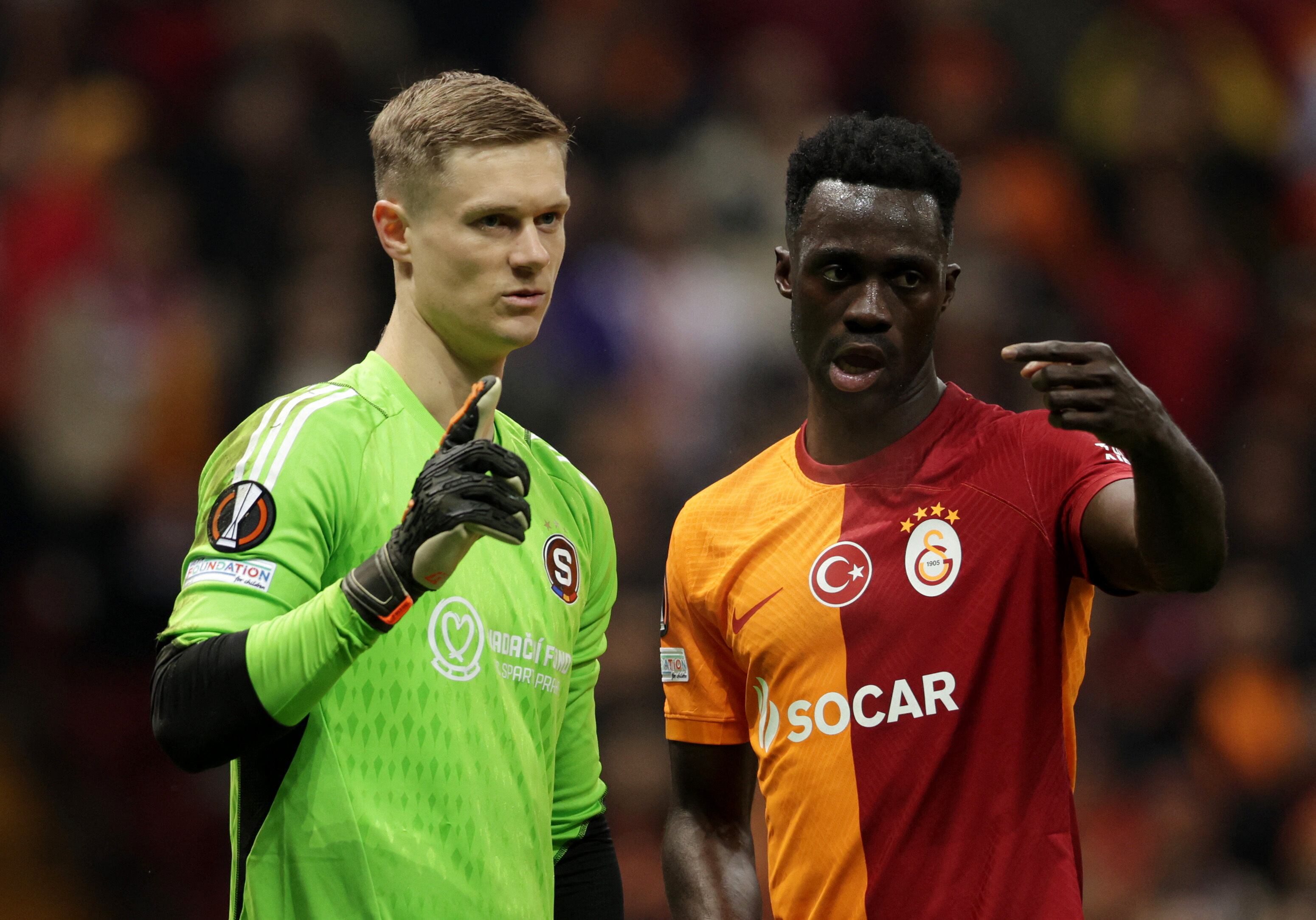 El colombiano Davinson Sánchez y el danés Peter Vindahl Jensen en acción en un duelo en el estadio RAMS Park de Estambul - crédito Murad Sezer / REUTERS 