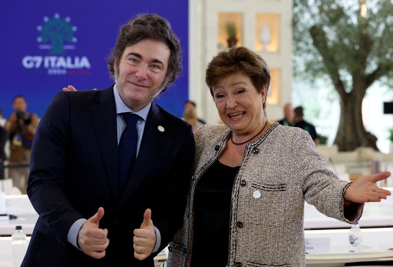 La directora gerente del Fondo Monetario Internacional (FMI), Kristalina Georgieva, y el presidente de Argentina, Javier Milei, durante el G7 de Italia