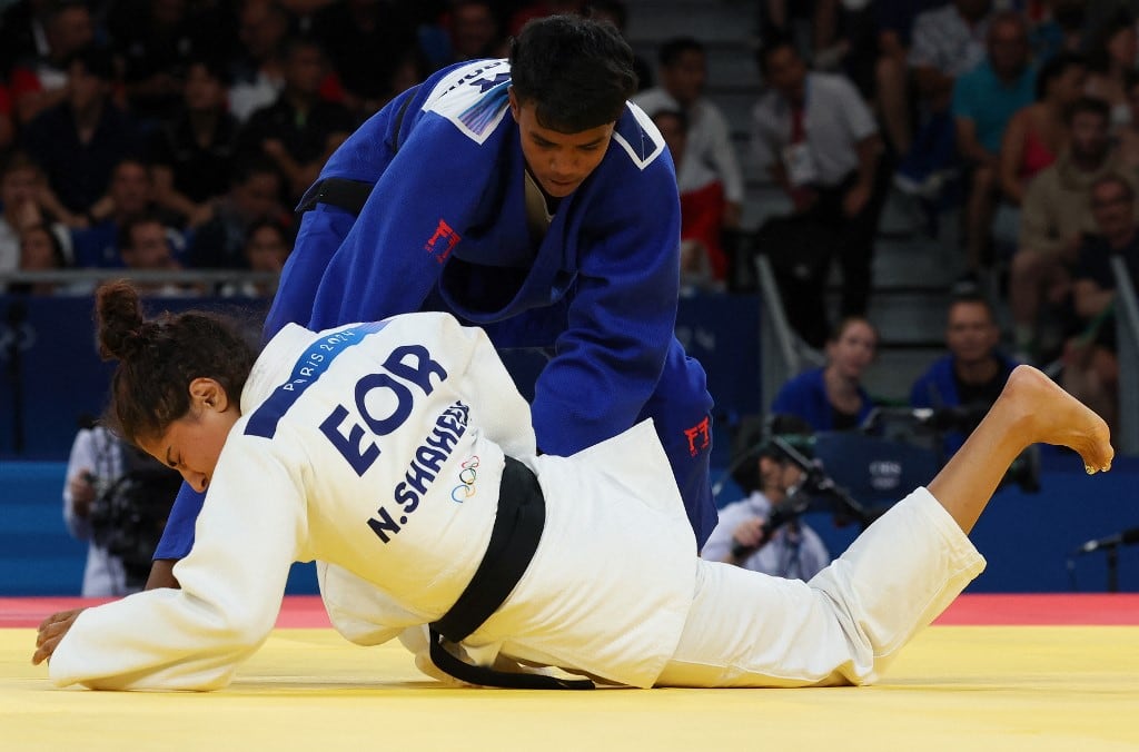 Nigara Shaheen, del Equipo Olímpico de Refugiados, y Prisca Awiti Alcaraz (azul) de México compiten en el combate de dieciseisavos de final de judo femenino de -63 kg de los Juegos Olímpicos de París 2024 en el Champ-de-Mars Arena, en París, el 30 de julio de 2024.
Jack GUEZ / AFP