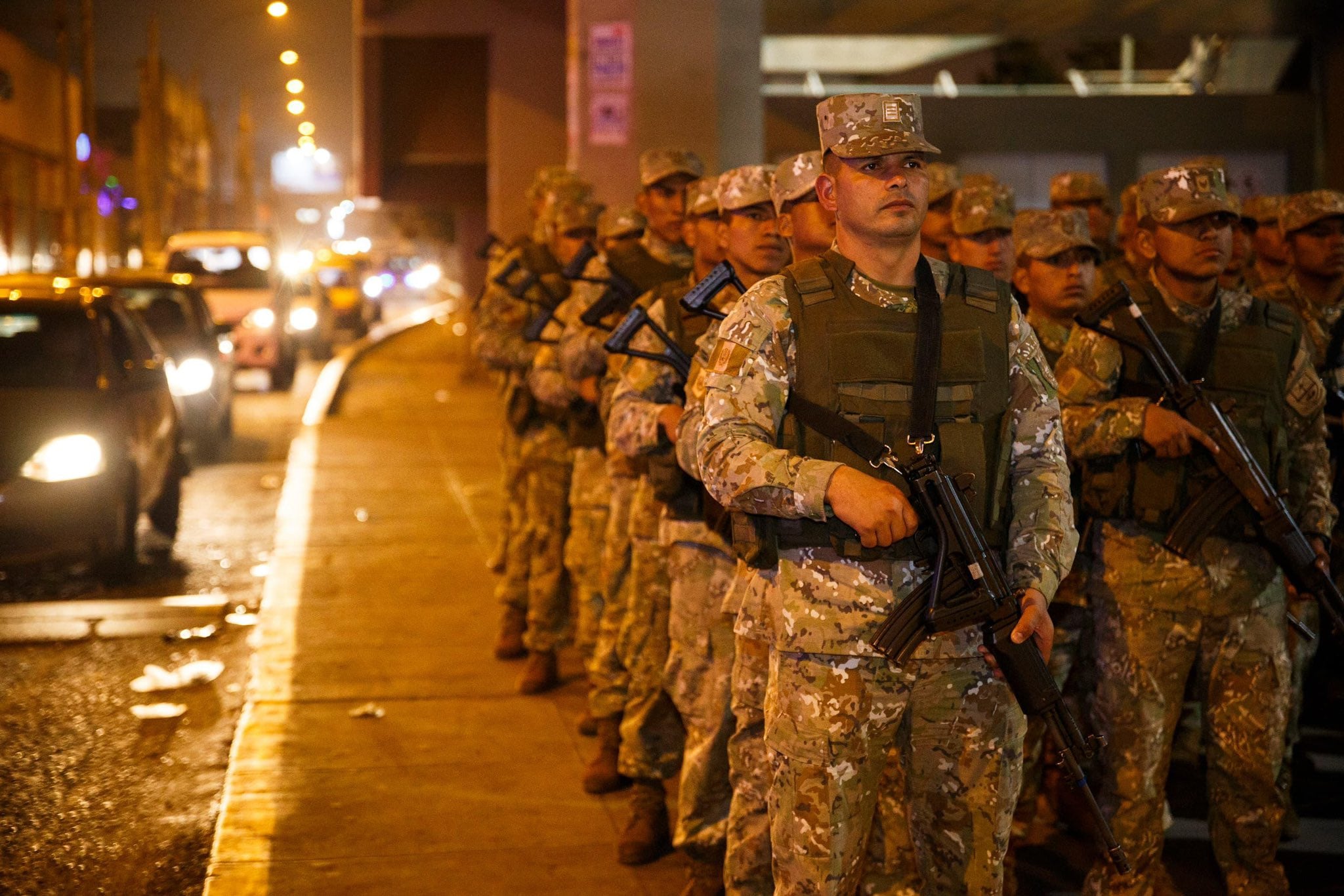 Un numeroso grupo de integrantes del Ejército del Perú, fuertemente armado, forma en uno los principales paraderos de buses en Lima.