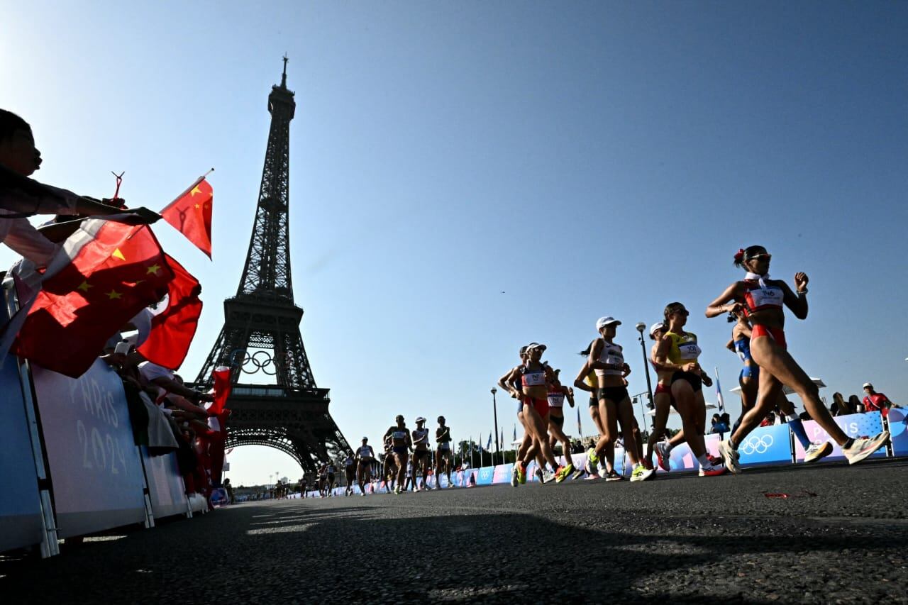 Peruanas en competencia en la marcha atlética femenina de París 2024.