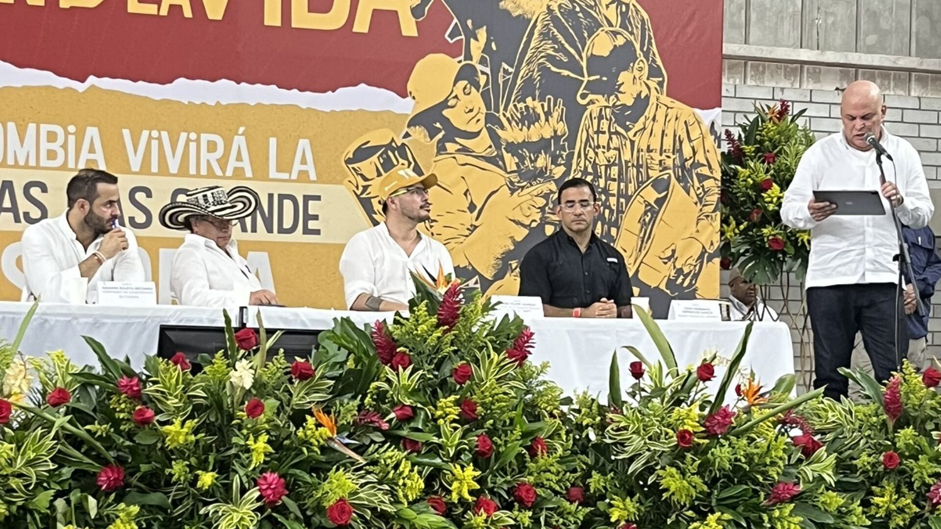 Durante la ceremonia de entrega de tierras, el presidente enfatizó cómo el contexto ha cambiado desde su última reunión con Mancuso - crédito @AntonioSanguino/X