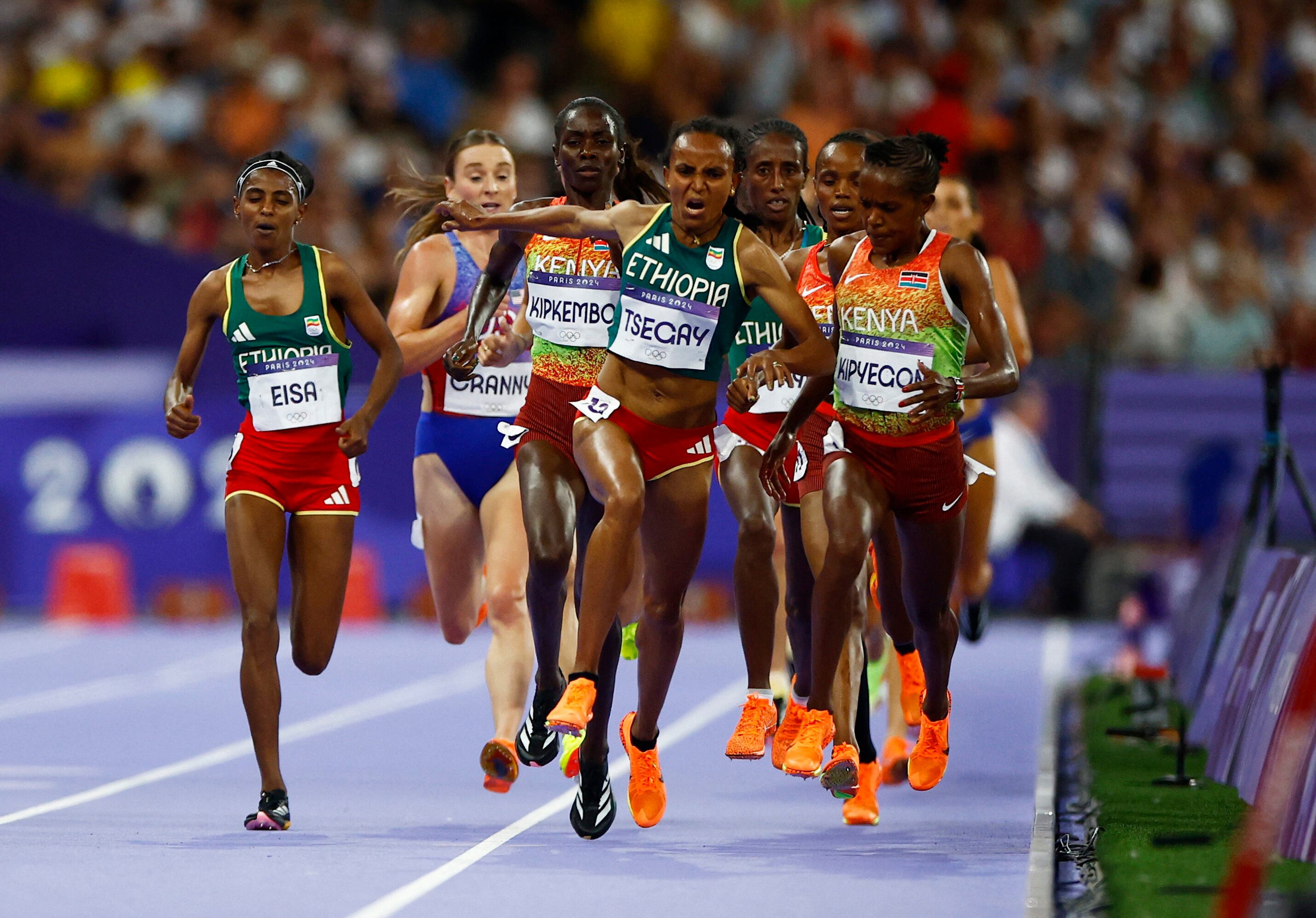 El airado reclamo de la etíope ante la actitud de su competidora keniana (REUTERS/Sarah Meyssonnier)