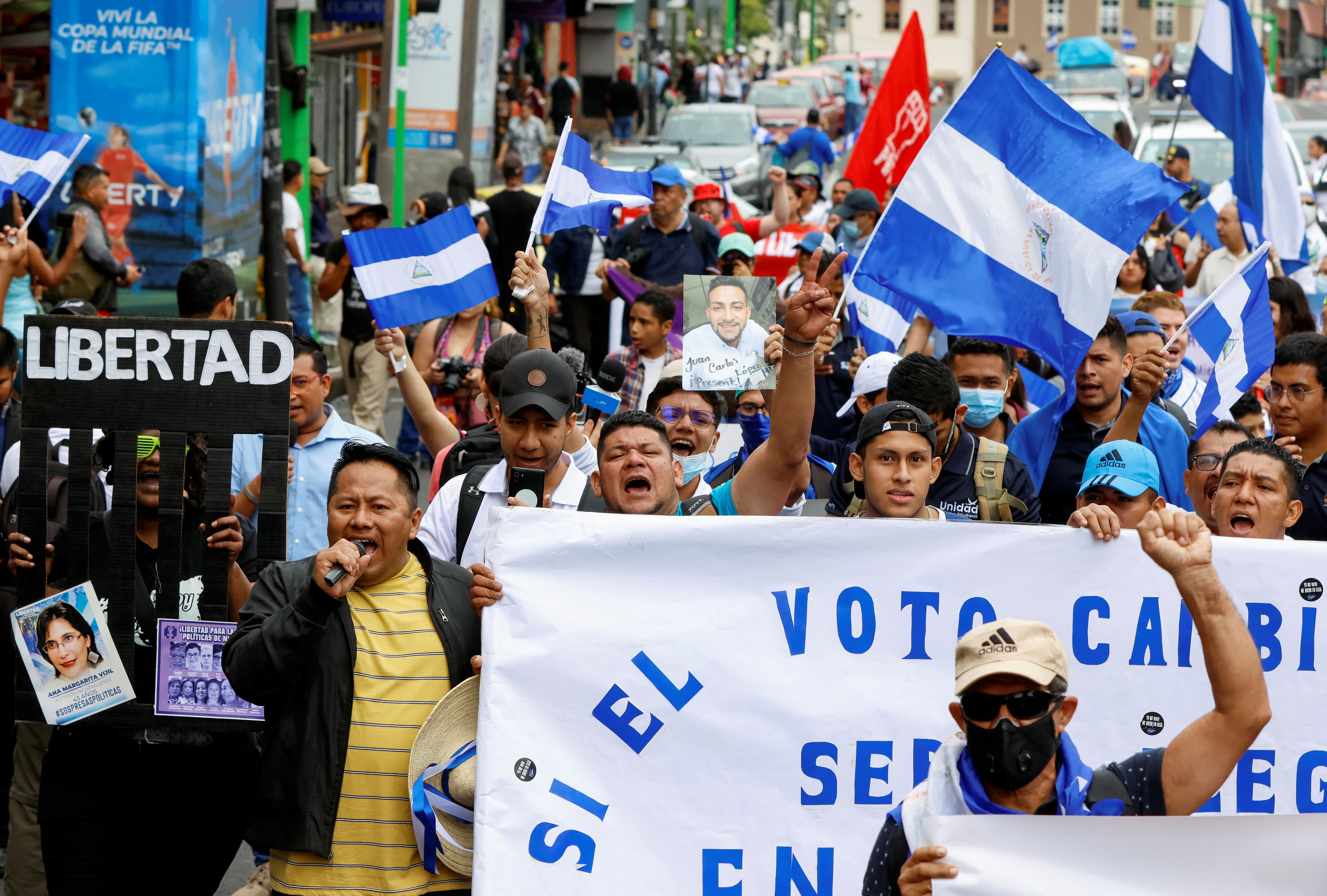 Nicaragüenses exiliados en Costa Rica marchan en una protesta contra el régimen sandinista de Daniel Ortega en noviembre de 2022 (REUTERS/Mayela López)