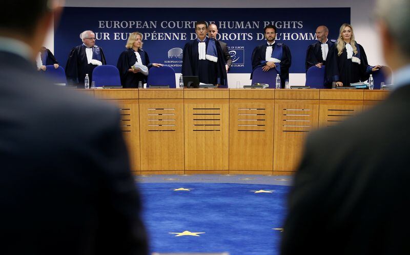 Jueces del Tribunal Europeo de Derechos Humanos llegan a la sala al inicio de una audiencia, en Estrasburgo, Francia. REUTERS/Vincent Kessler