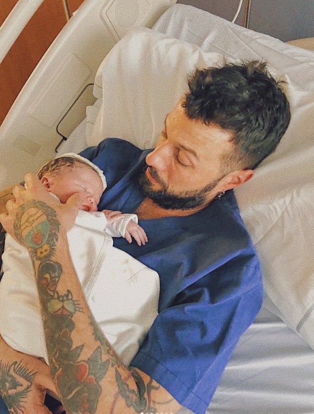 Eddie Fitte pasó las primeras horas de vida de su hija Simona con ella en brazos mientras a su esposa Carolina estaban operándola (Instagram)