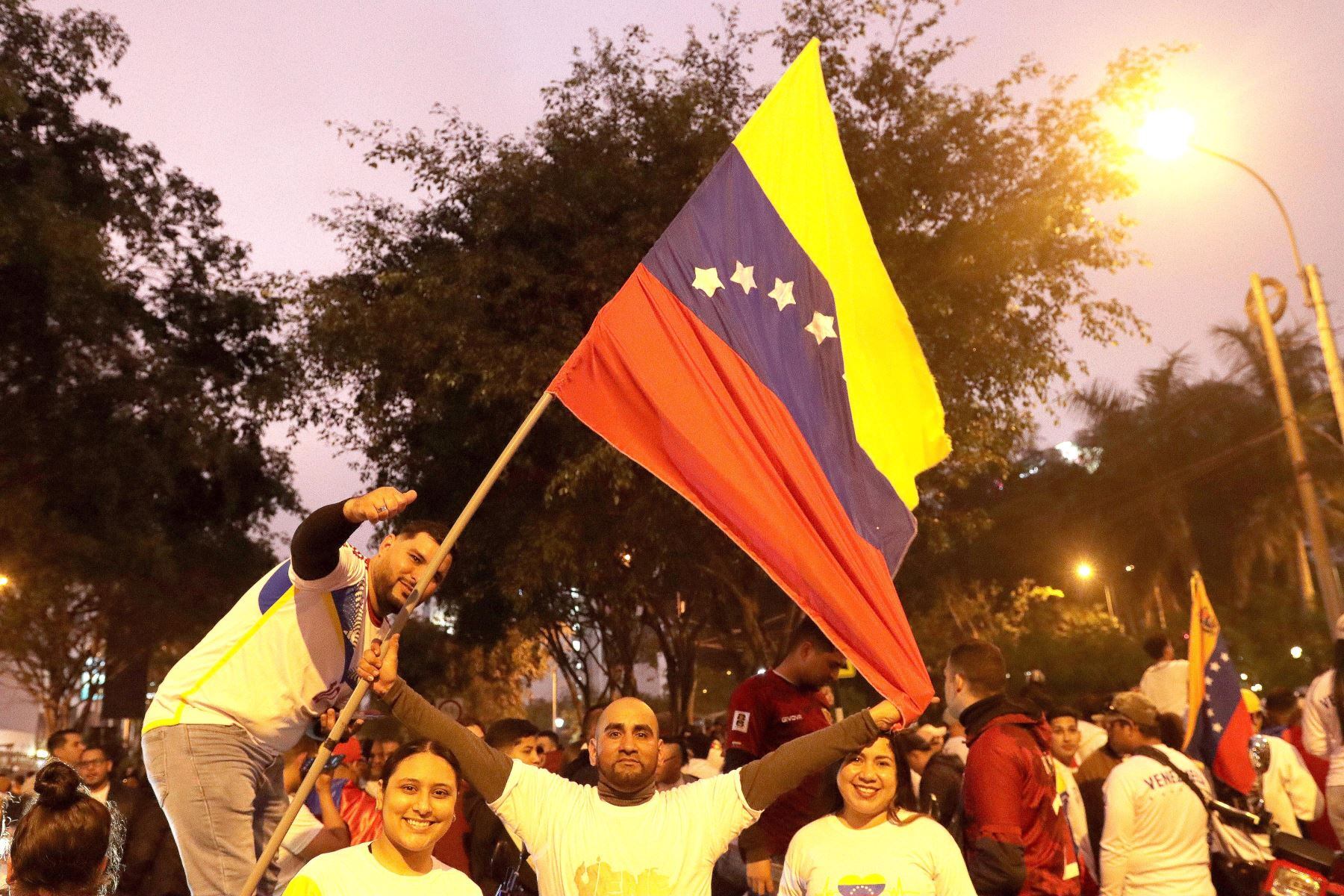 Miles de venezolanos se reunieron en varios puntos de la capital peruana esperanzados que Nicolás Maduro por fin sería sacado del poder, pero eso no ocurrió