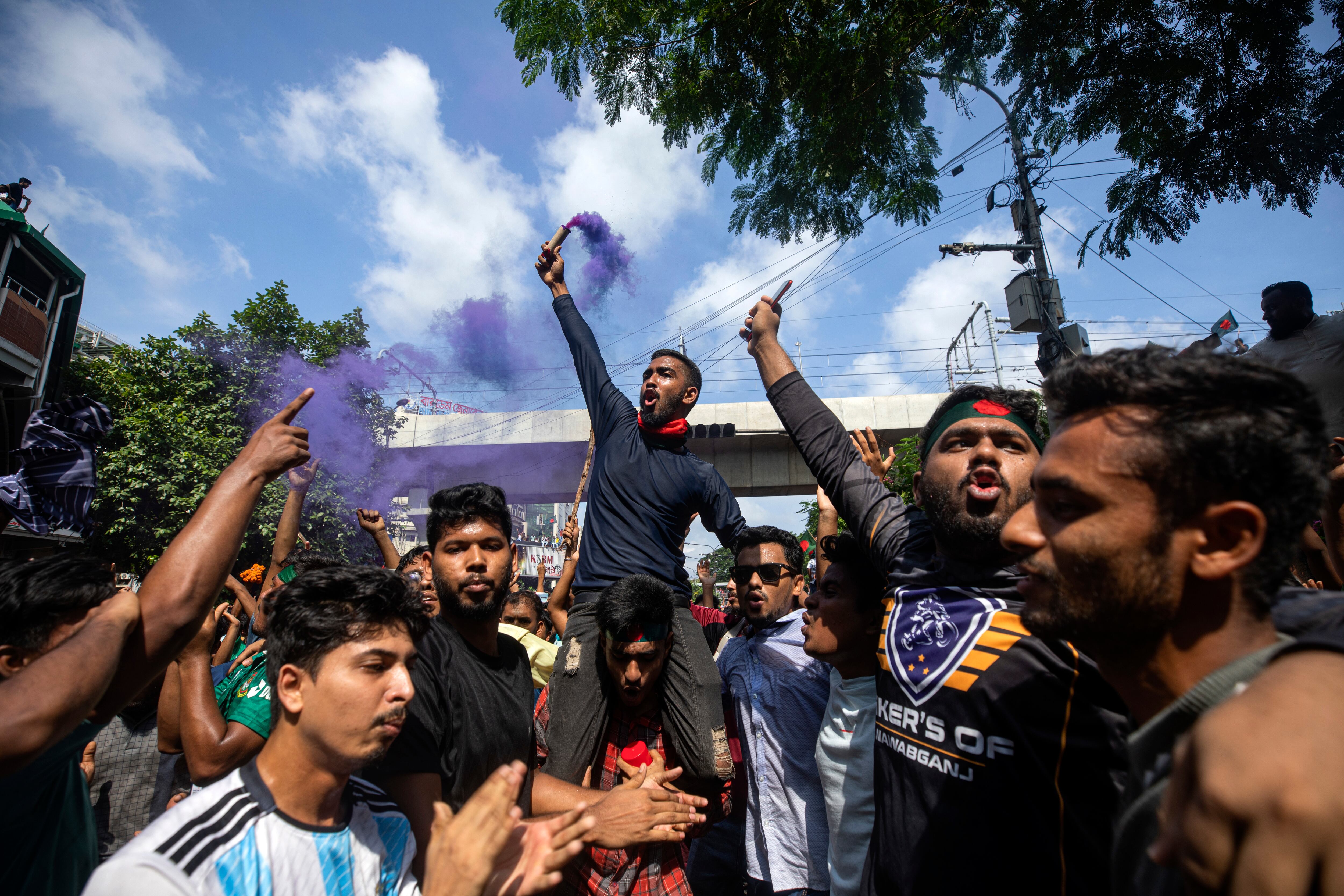 Manifestantes corean lemas mientras celebran la noticia de la renuncia de la primera ministra de Bangladesh, Sheikh Hasina, en Daca este lunes. (AP Foto/Rajib Dhar)