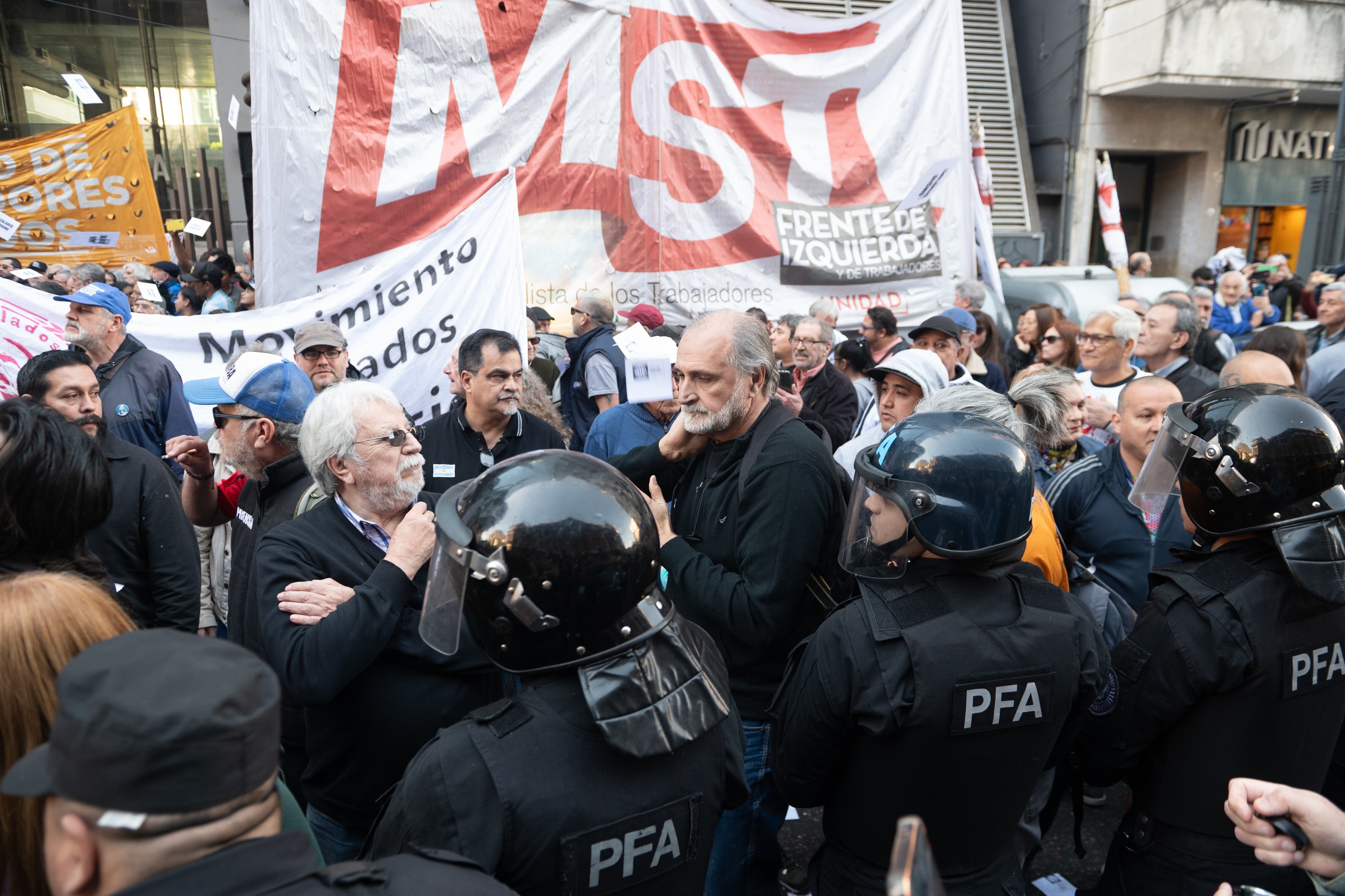 Organizaciones sociales marchan al congreso en contra del veto a la ley de movilidad jubilatoria