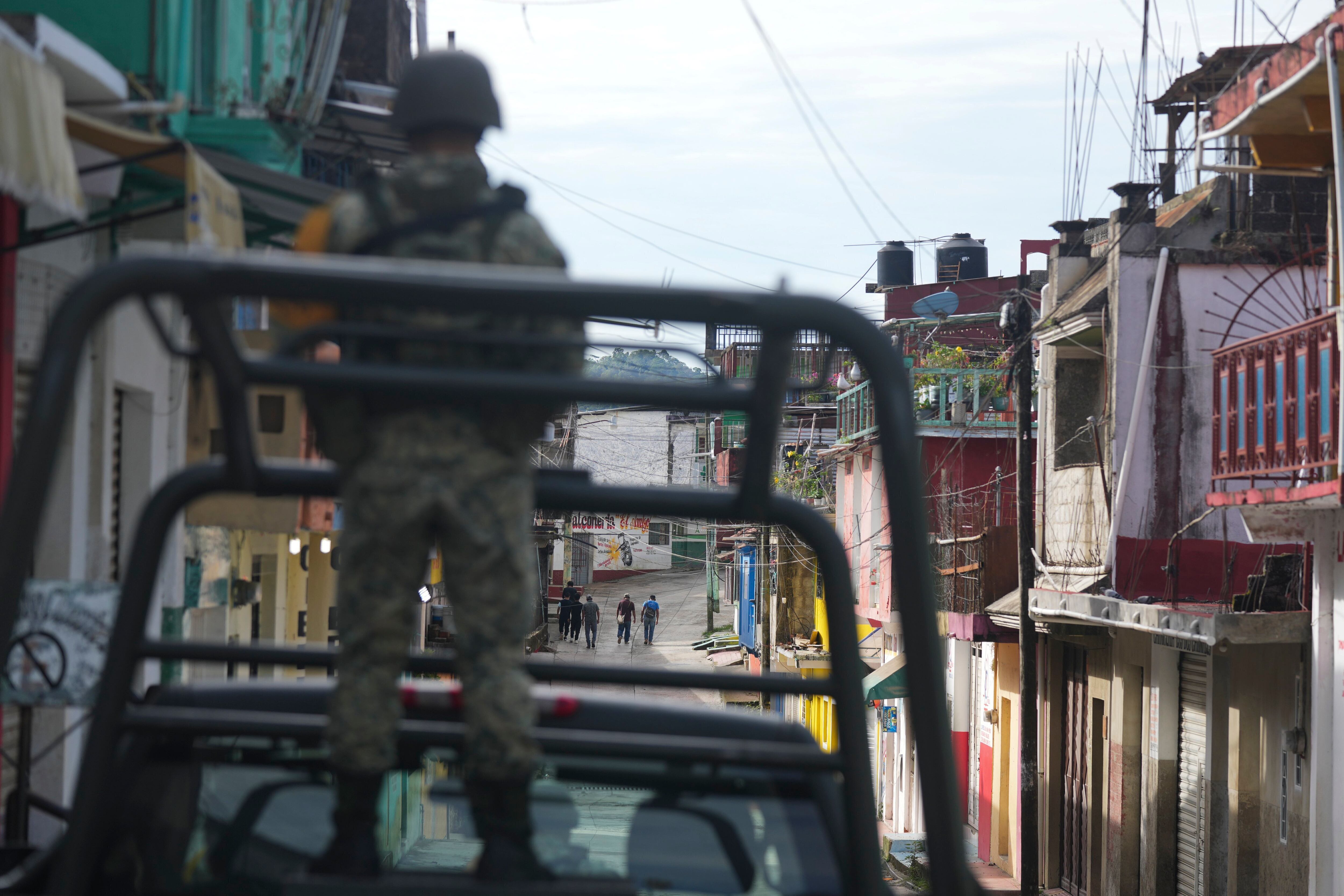 Los enfrentamientos entre el CJNG y el Cártel de Sinaloa en Chiapas han provocado que miles de familias sean desplazadas de sus comunidades. (AP Foto/Fernando Llano)