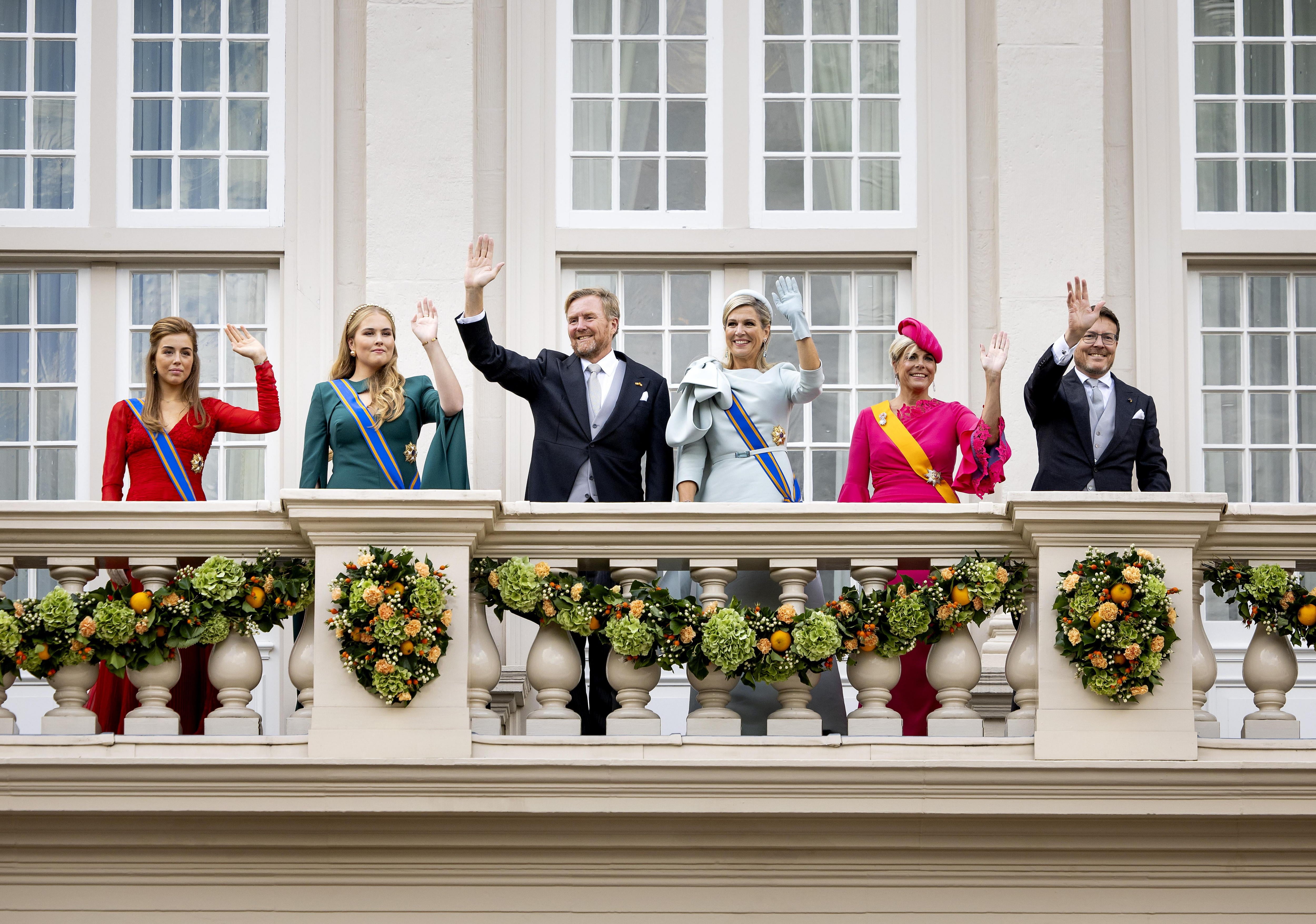 Den Haag (Países Bajos), 17/09/2024.- (L-R) la princesa holandesa Alexia, la princesa holandesa Amalia, el rey holandés Willem-Alexander, la reina holandesa Maxima, la princesa holandesa Laurentien y el príncipe holandés Constantijn saludan desde el balcón del Palacio Noordeinde después de la Lectura del rey del discurso desde el trono durante las celebraciones del Día del Presupuesto o del Día del Príncipe en La Haya (Países Bajos), 17 de septiembre de 2024. EFE/EPA/REMKO DE WAAL