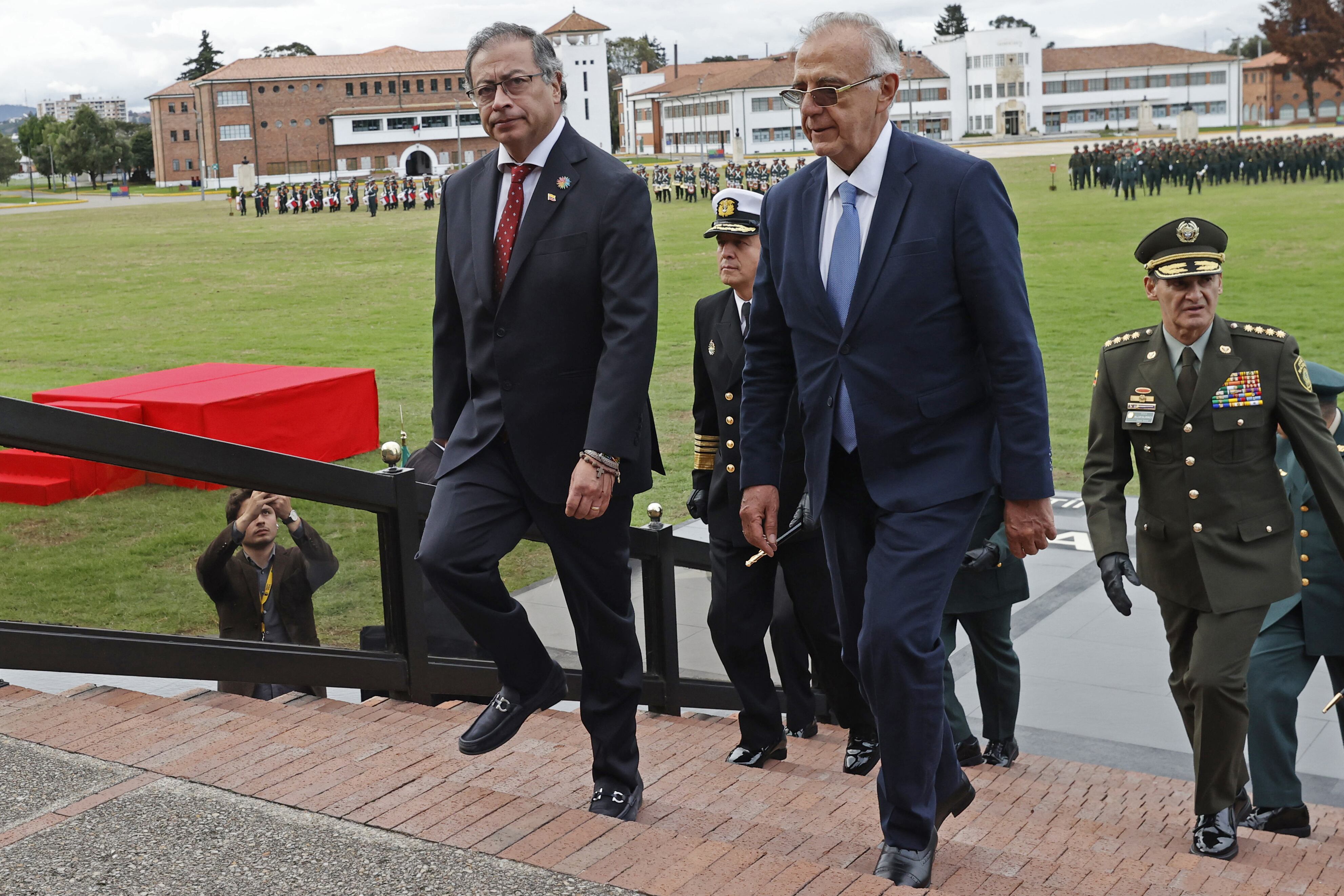 Fotografía de archivo en la que se ve al presidente colombiano, Gustavo Petro (i), junto al ministro de Defensa, Iván Velásquez (d). (Crédito: EFE/ Mauricio Dueñas Castañeda) 