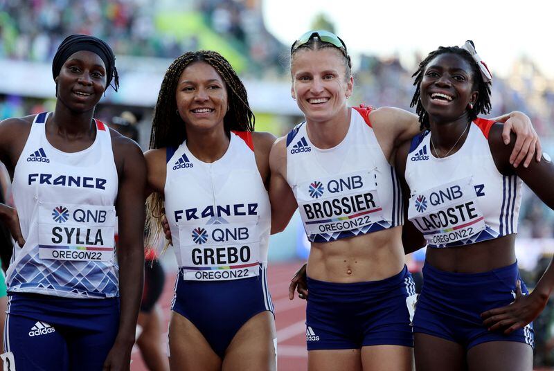 Foto de archivo del equipo de la posta de 4x400 de Francia, compuesta por Sounkamba Sylla, Shana Grebo, Amandine Brossier y Sokhna Lacoste, tras la final de los Campeonatos Mundiales de Atletismo en Eugene, Oregon (REUTERS/Lucy Nicholson)