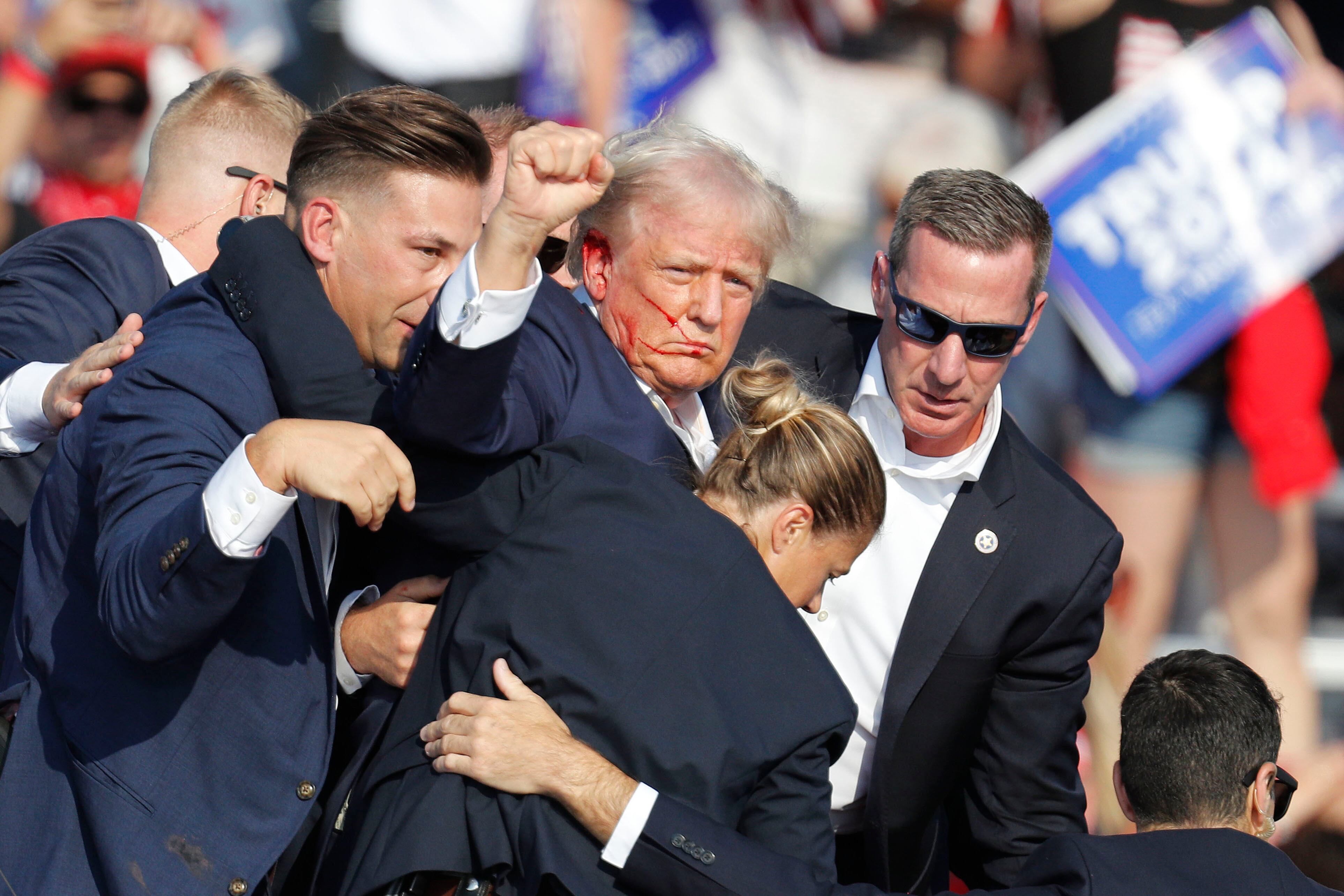 El expresidente estadounidense y candidato republicano Donald Trump con el puño en alto y la cara ensangrentada tras ser alcanzado este sábado por un disparo durante un mitin en Butler (Pensilvania). EFE/EPA/DAVID MAXWELL
