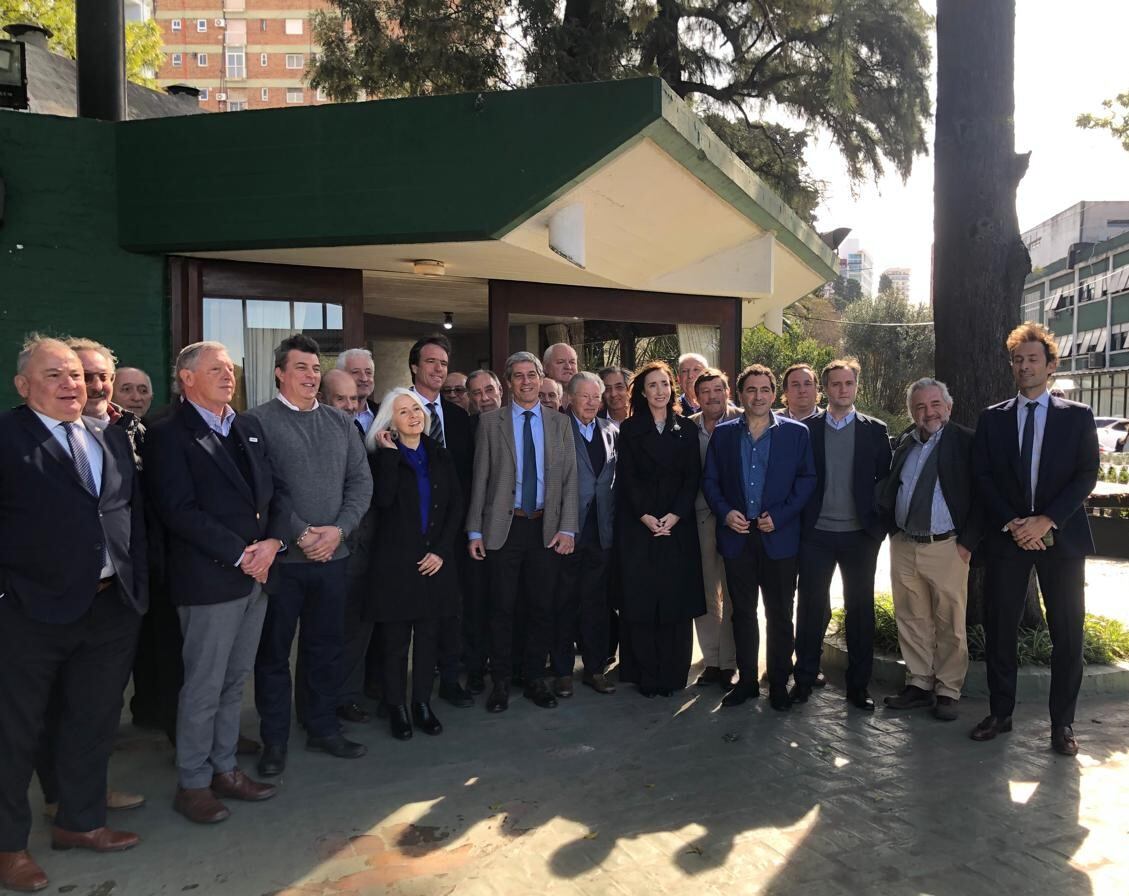 Victoria Villarruel junto a los integrantes de la Mesa Nacional de Carnes