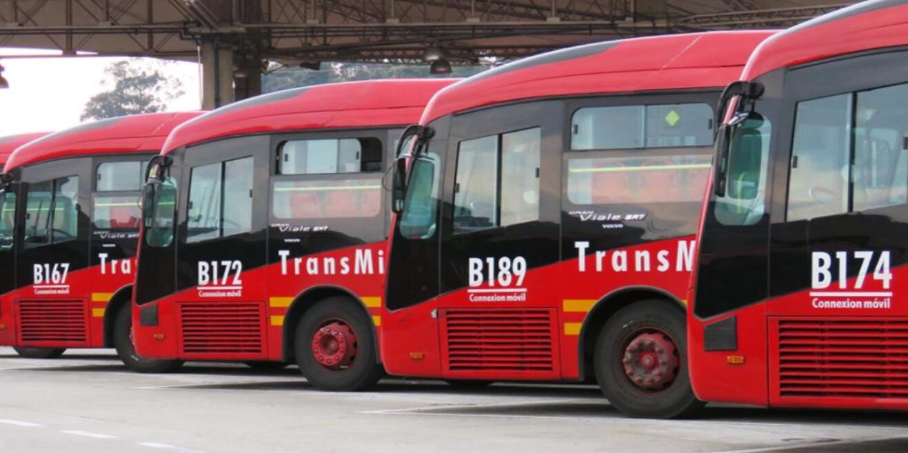 Fotografía de articulados de TransMilenio en el Portal 80