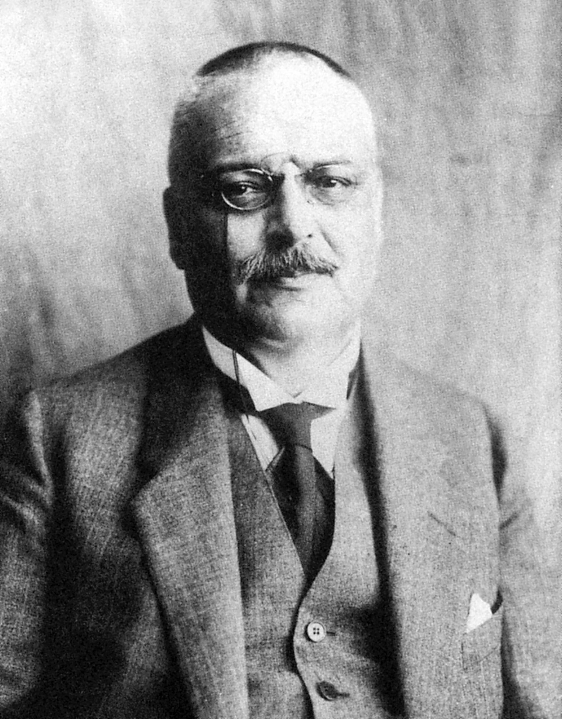 Quién fue Alois Alzheimer, el médico que descubrió la enfermedad neurodegenerativa que lleva su nombre