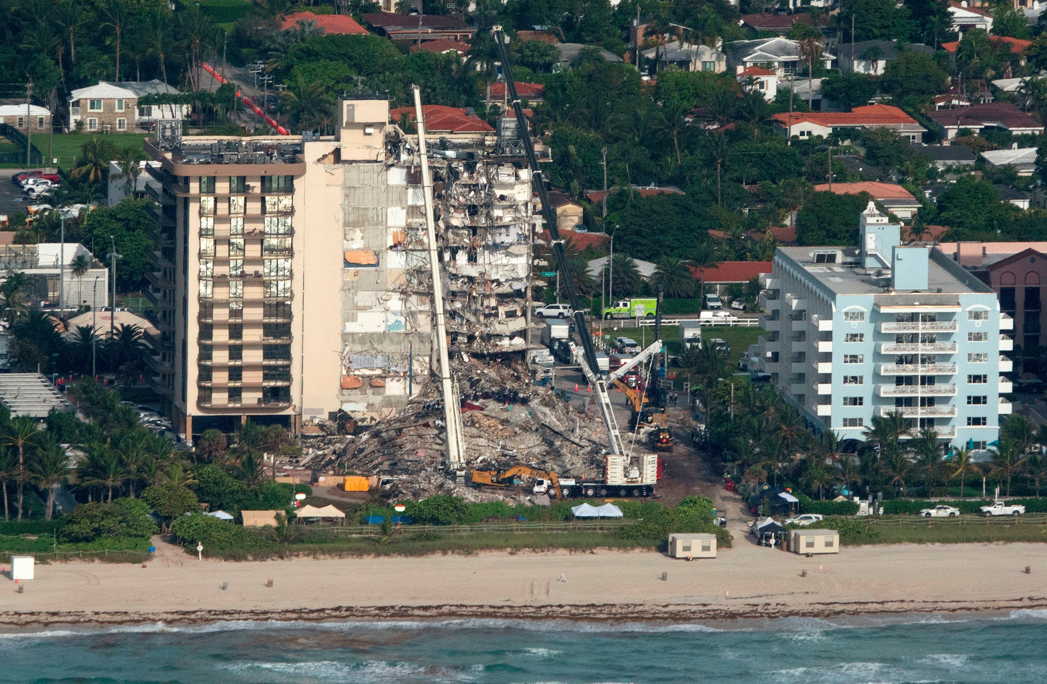 Vista aérea de este domingo del edificio que colapsó parcialmente en Surfside, Florida, EE.UU.. EFE/EPA/CRISTOBAL HERRERA-ULASHKEVICH
