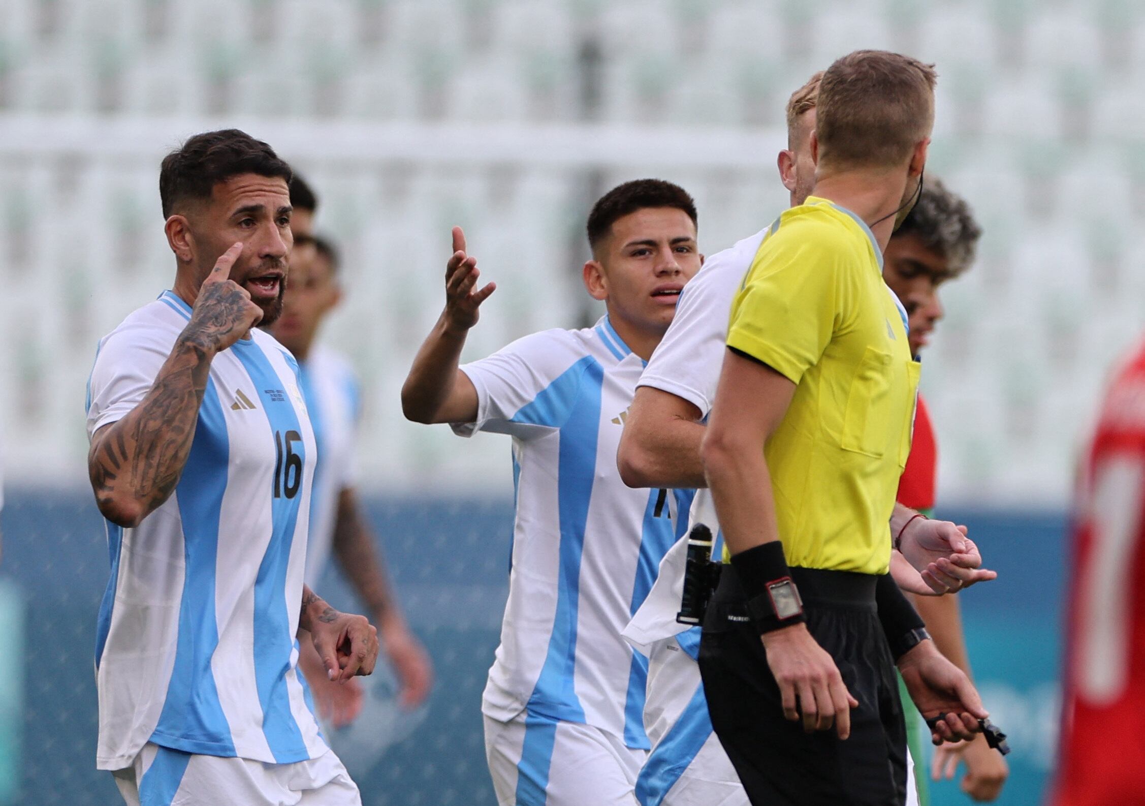 Los reclamos de los jugadores argentinos al árbitro Glenn Nyberg en el momento previo a la revisión en el VAR el tanto de Medina (REUTERS/Thaier Al-Sudani)