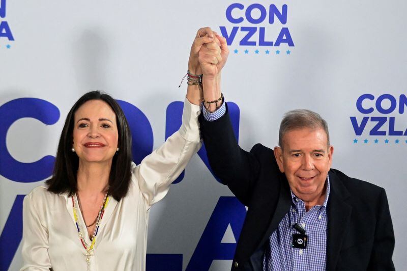 La líder opositora venezolana María Corina Machado junto al candidato presidencial opositor Edmundo González durante una rueda de prensa tras el anuncio del Consejo Nacional Electoral de que el presidente de Venezuela, Nicolás Maduro, ganó las elecciones, en Caracas
 July 29, 2024. REUTERS/Maxwell Briceno