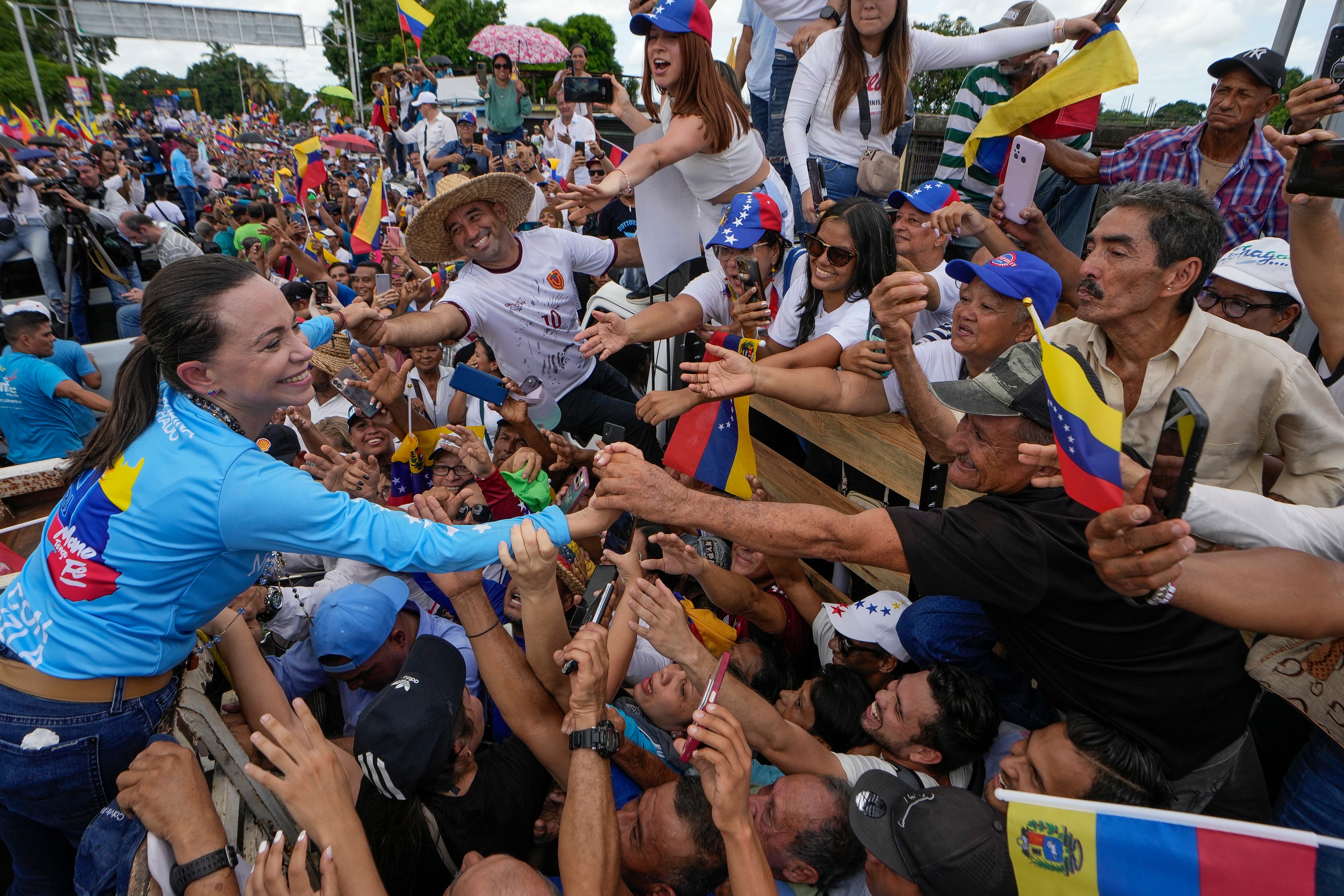 La líder opositora María Corina Machado saluda a sus seguidores en un acto de campaña por la candidatura presidencial de Edmundo González en Maturín, Venezuela, el sábado 20 de julio de 2024. Venezuela va a elecciones presidenciales el domingo 28 de julio. (AP Foto/Matías Delacroix)