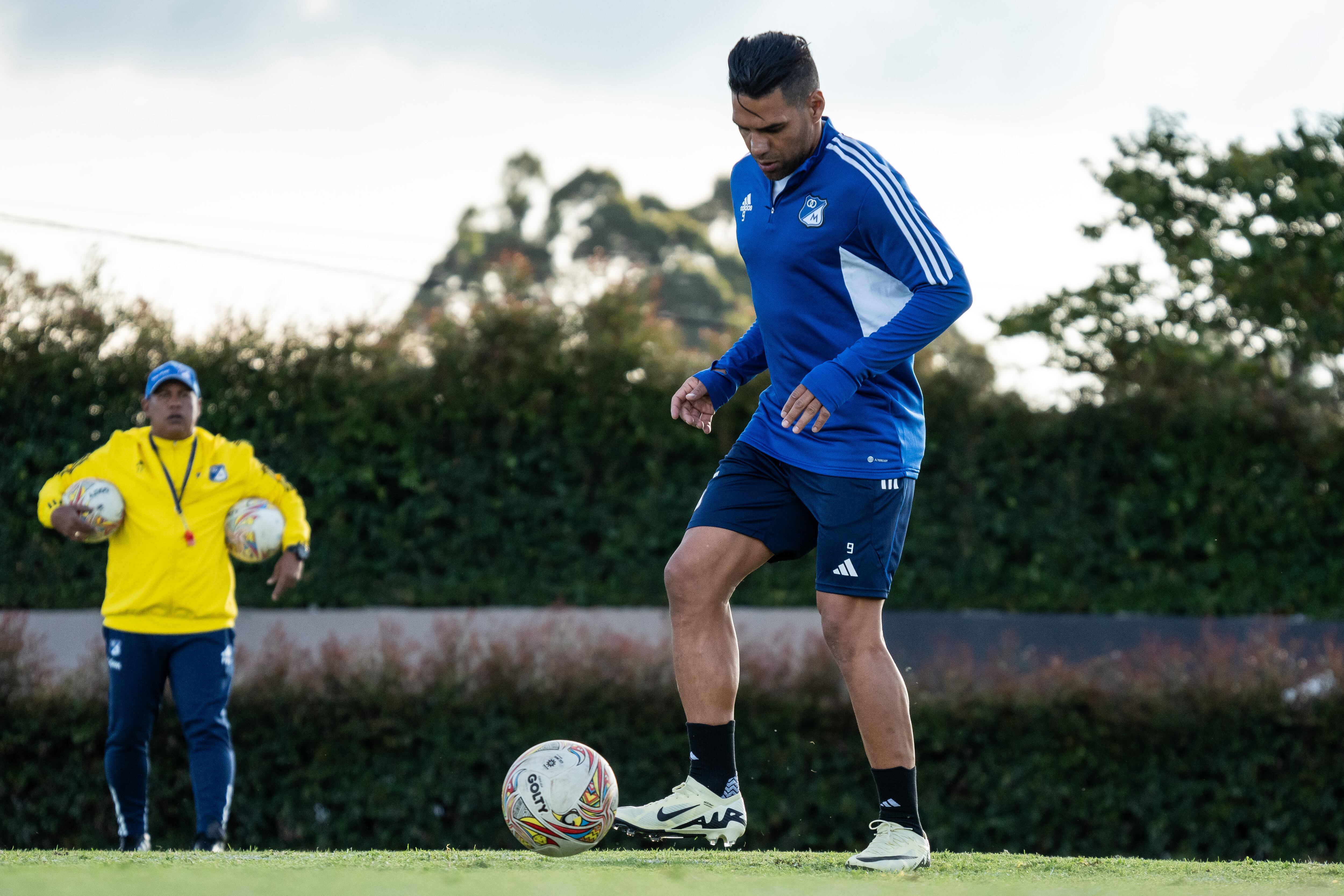 Fotografía cedida por Millonarios Fútbol Club del jugador Radamel Falcao García durante su primera jornada de entrenamiento con el club colombiano - crédito Millonarios Fútbol Club
