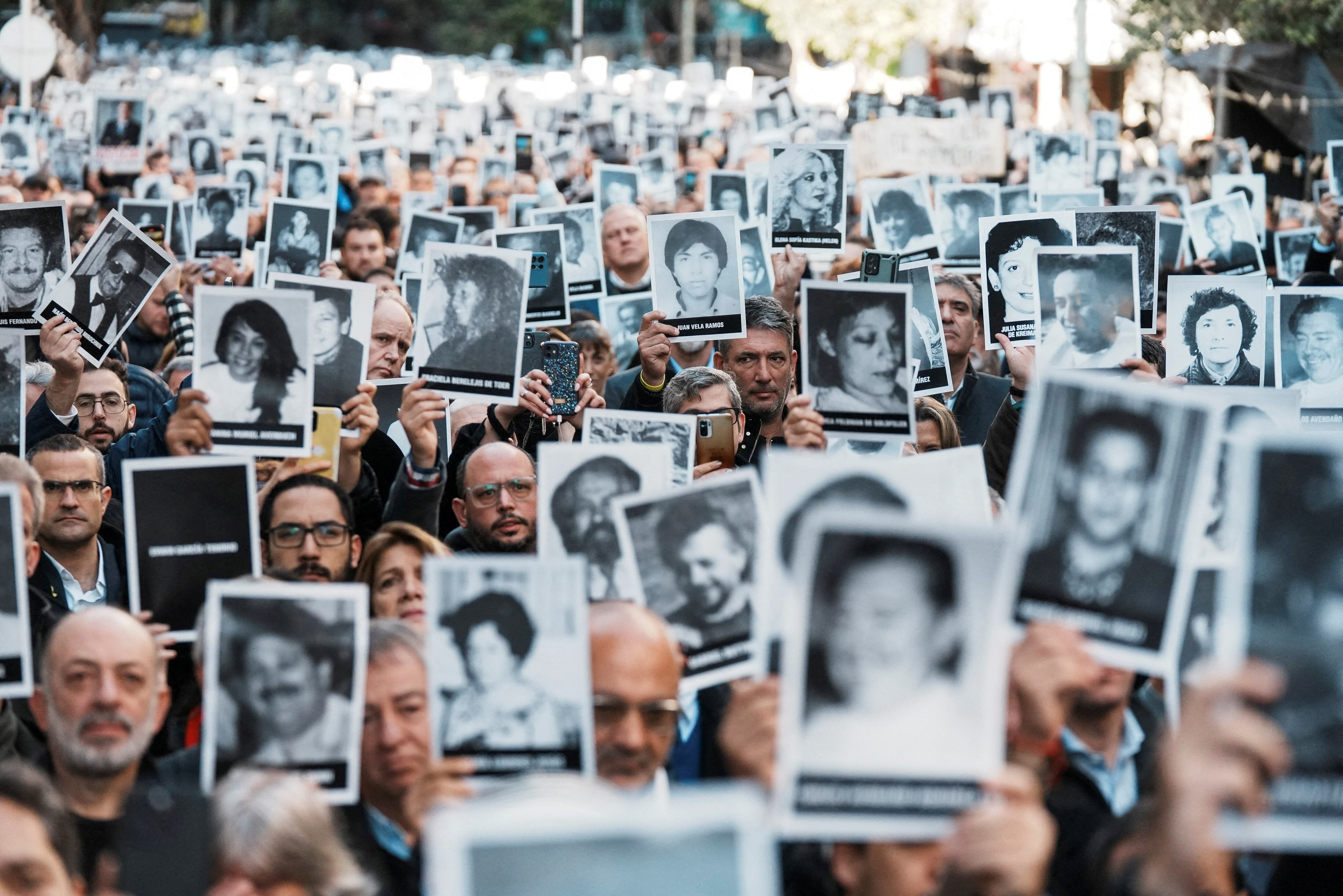 Las imágenes de las víctimas del atentado, exhibidas durante el 30º aniversario (Reuters)