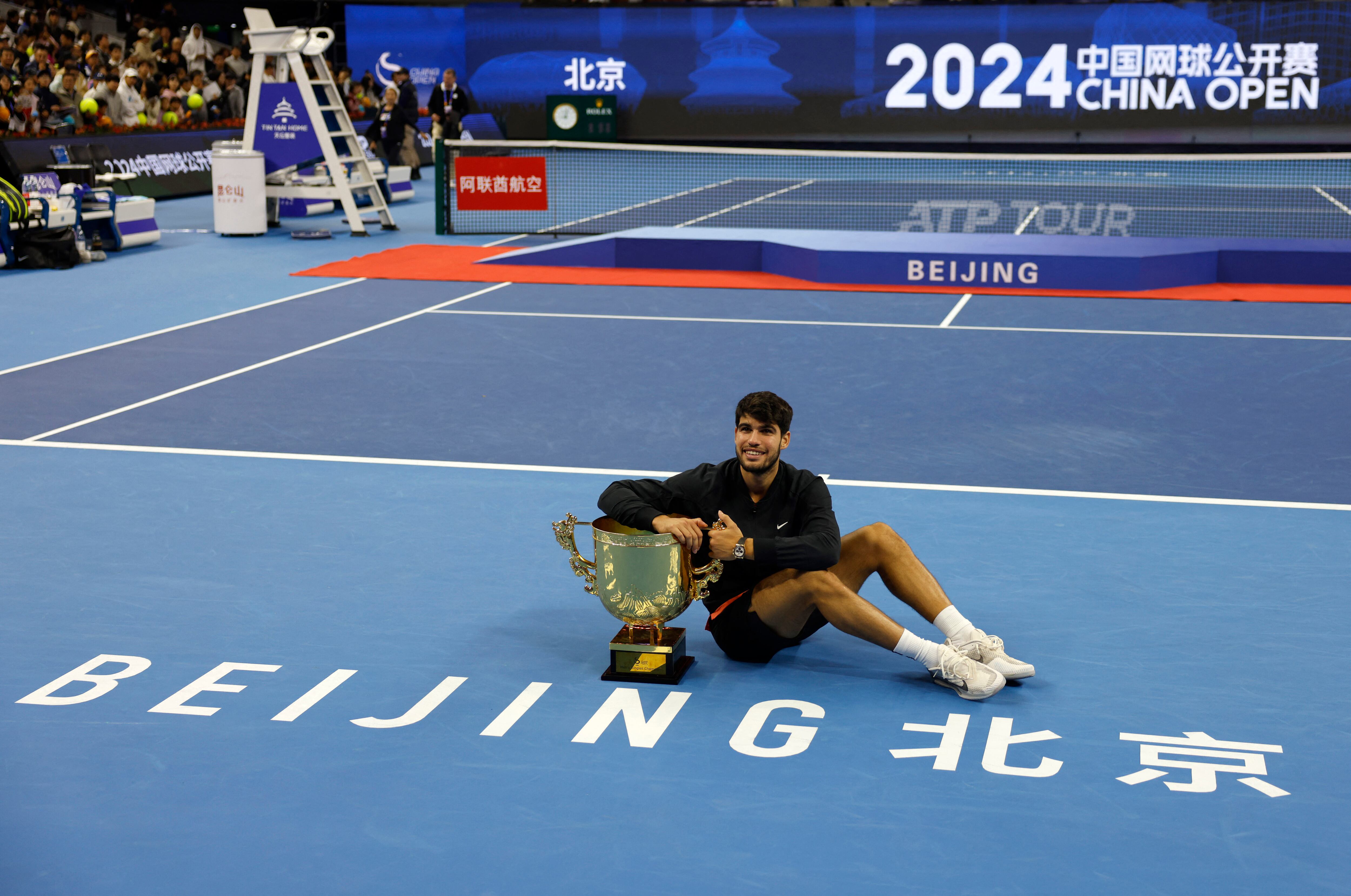 Carlos Alcaraz con el trofeo tras ganar el ATP 500 de Beijing en la final con Jannik Sinner (REUTERS/Tingshu Wang)