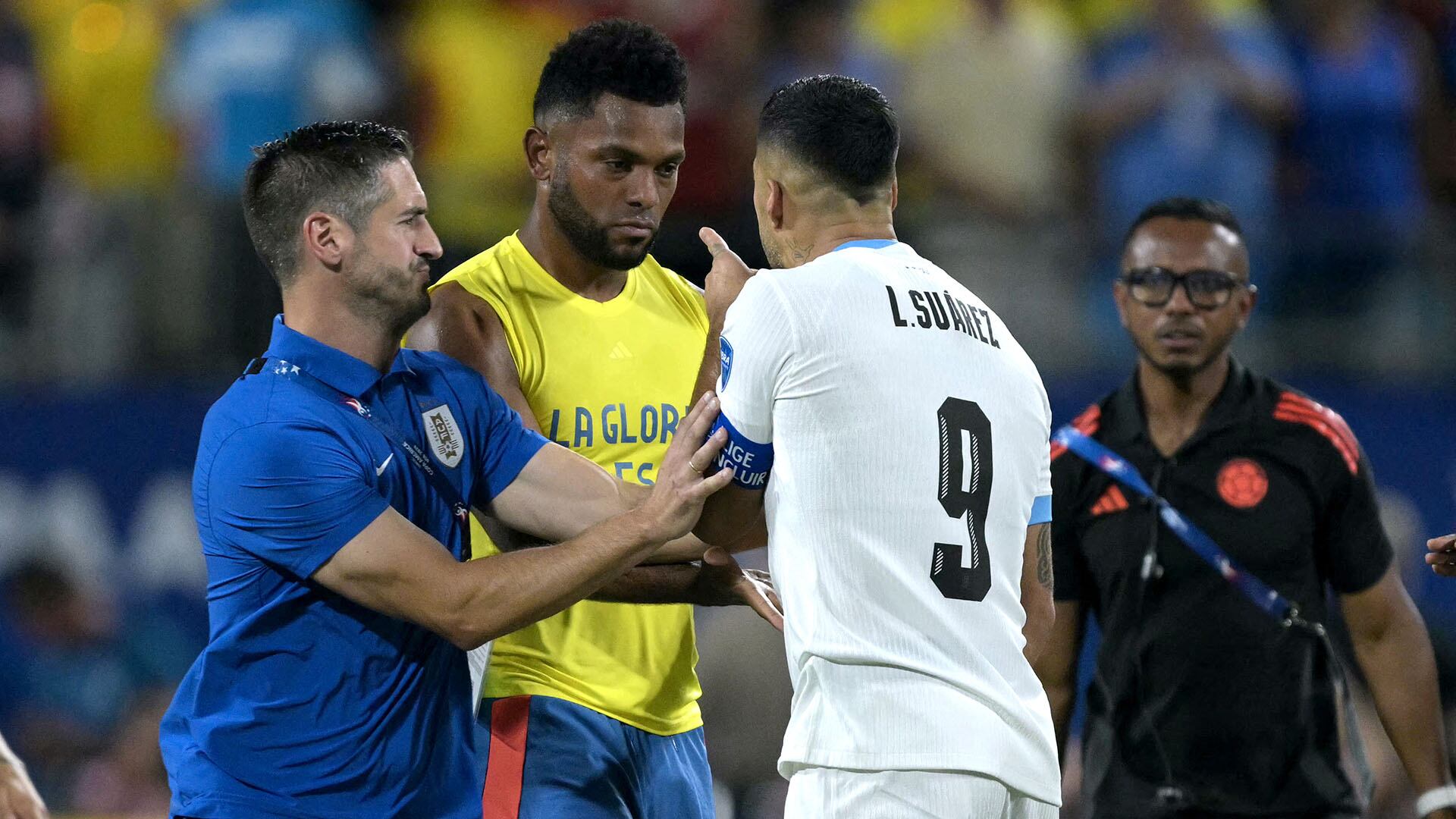 cruce entre Borja y Luis Suárez Uruguay vs Colombia