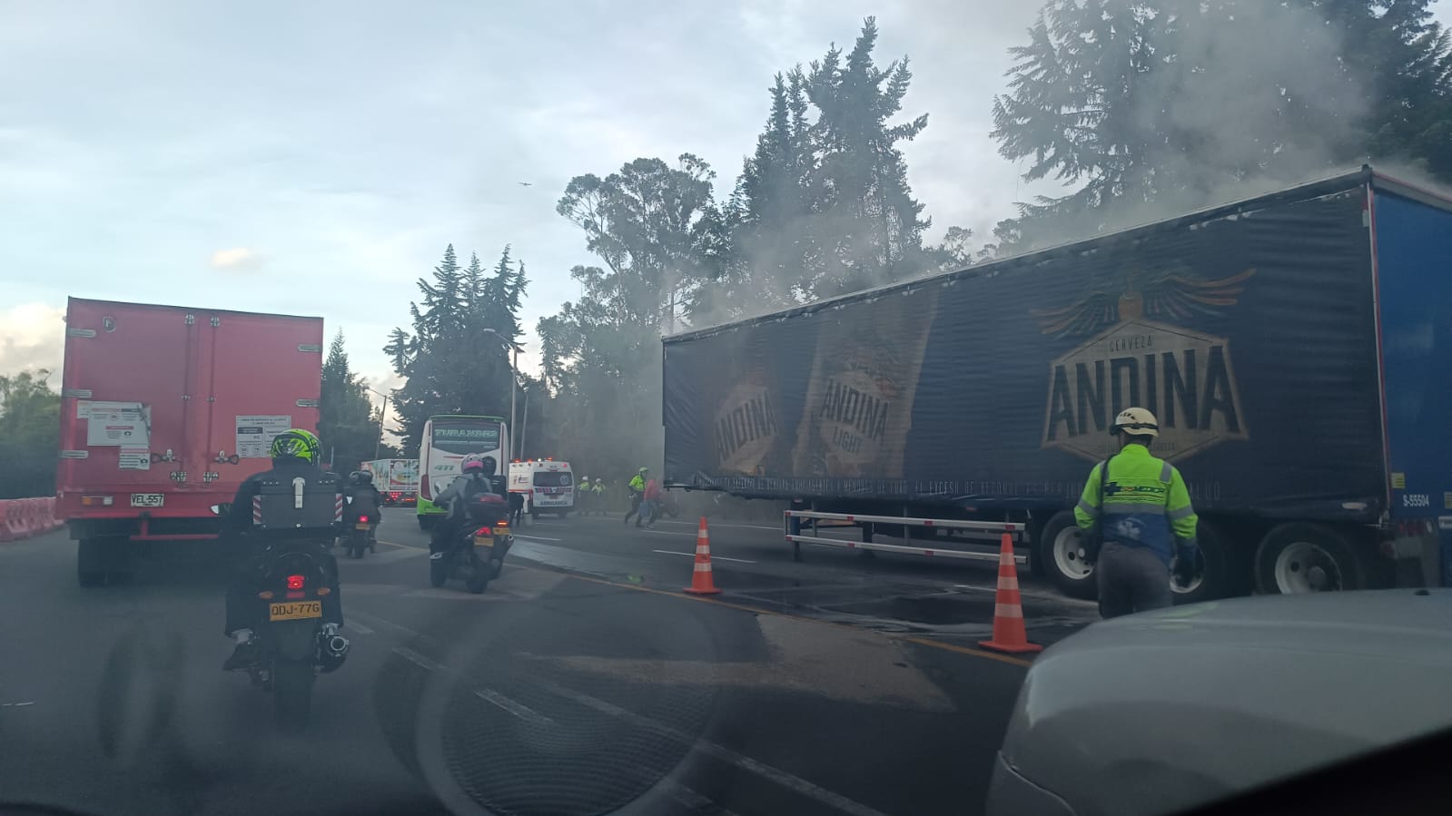 Camión incendiado en la autopista Norte - crédito @PasaenBogota/X