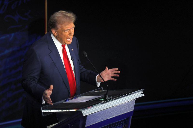 El candidato presidencial republicano, el expresidente estadounidense Donald Trump, habla durante un debate presidencial con la candidata presidencial demócrata, la vicepresidenta estadounidense Kamala Harris, presentado por ABC en Filadelfia, Pensilvania, Estados Unidos. 10 de septiembre de 2024. REUTERS/Brian Snyder