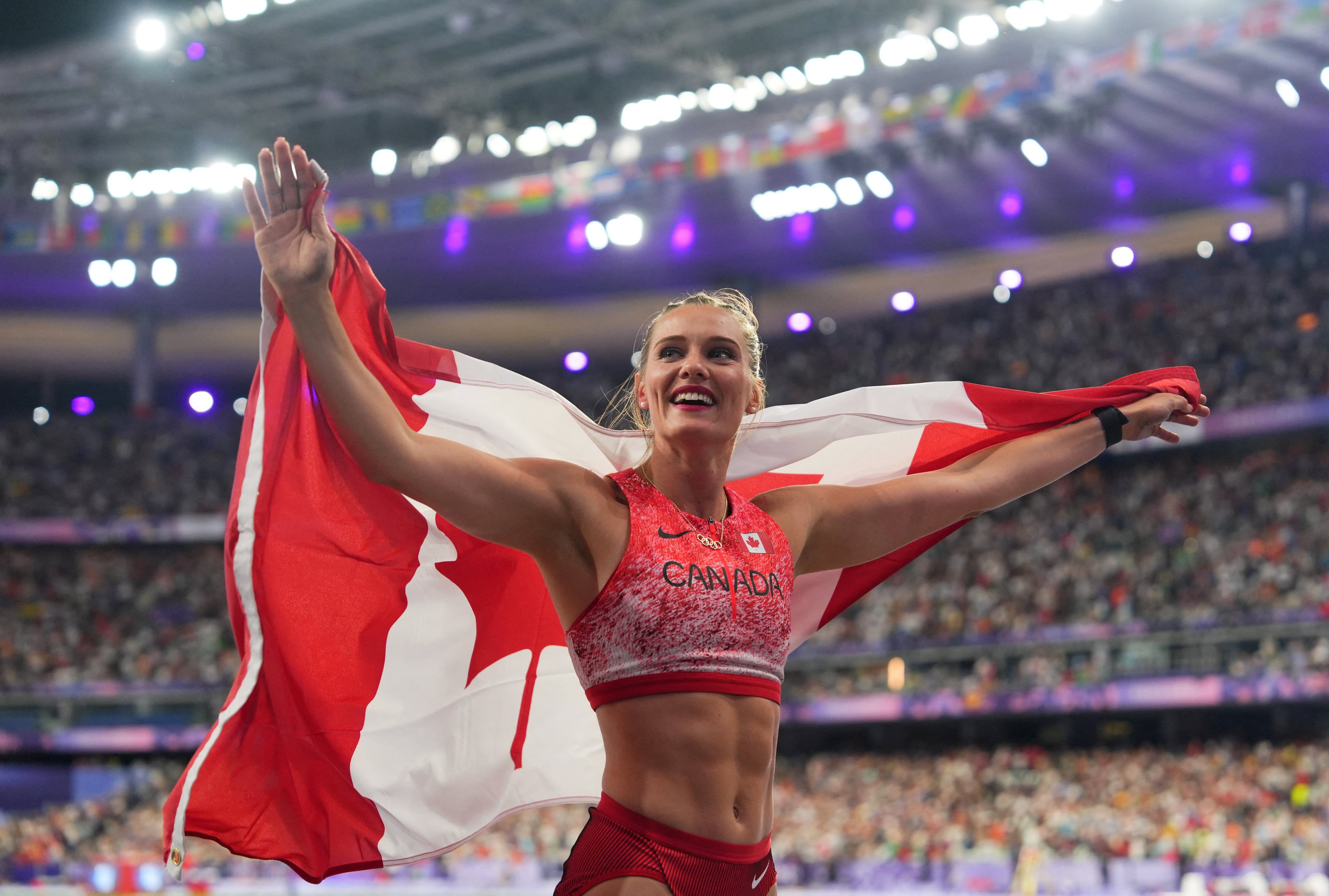 La medallista de bronce Alysha Newman de Canadá celebra en el Stade de France, Francia, tras la Final de Salto con Pértiga Femenino (REUTERS/Aleksandra Szmigiel)