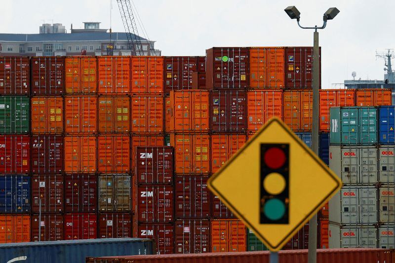 Una huelga prolongada podría provocar escasez y el aumento de precios en productos clave como frutas frescas, verduras, automóviles y productos electrónicos. (REUTERS/Jose Luis González)