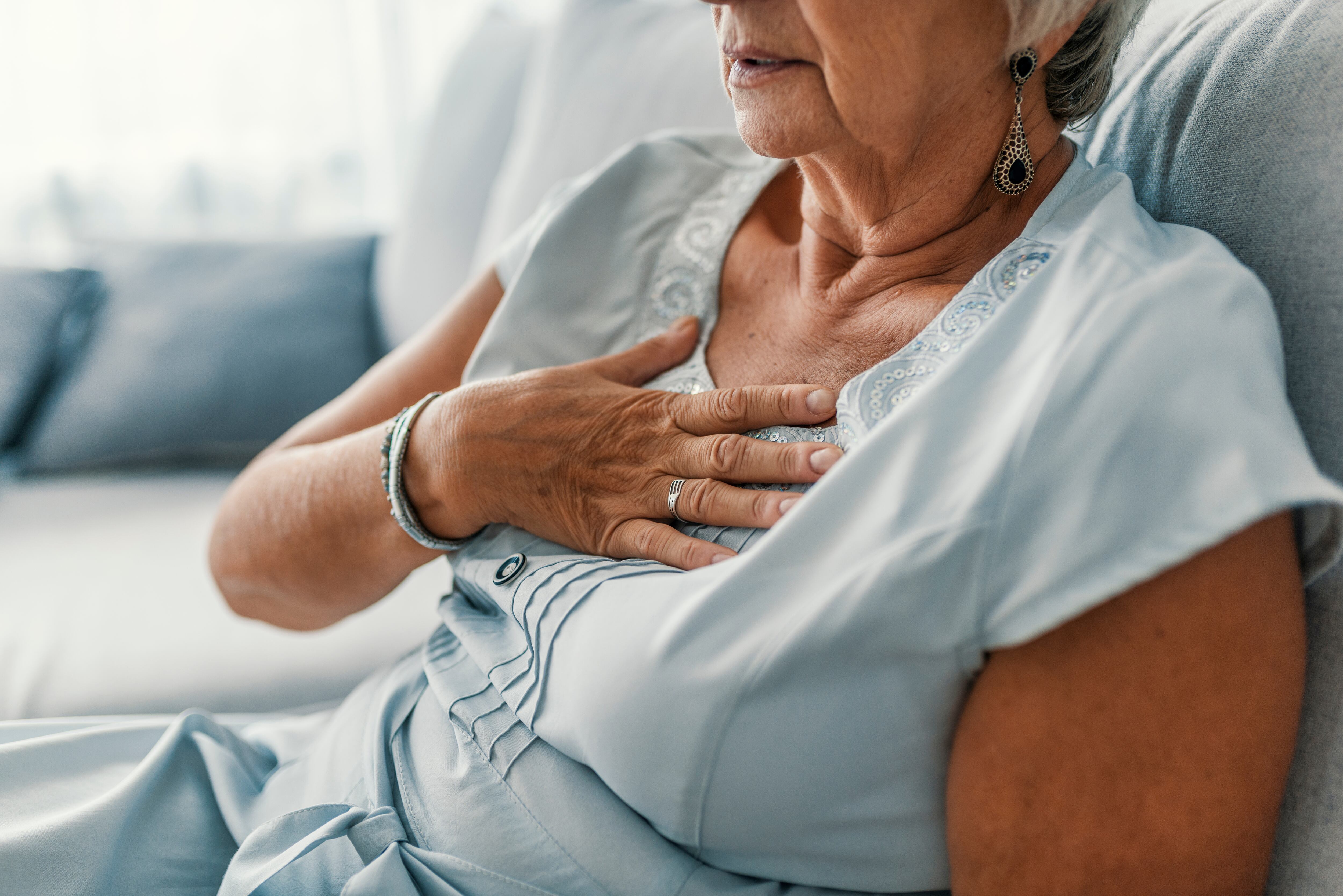 Mujer con dolor de pecho (Shutterstock)