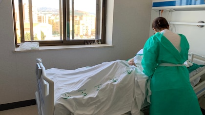 Cuánto cobra un auxiliar de enfermería en Castilla-La Mancha: sueldo base, paga extra, complementos y productividad