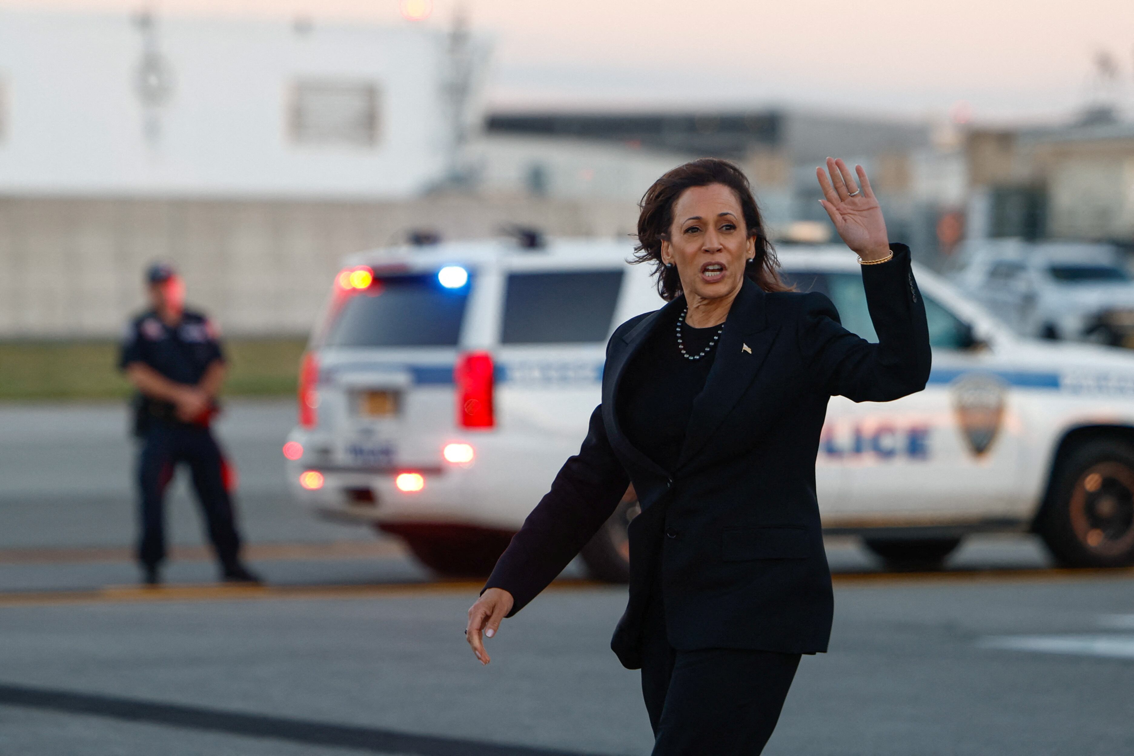 La candidata presidencial demócrata y vicepresidenta de Estados Unidos, Kamala Harris, saluda a su llegada al aeropuerto LaGuardia, en Nueva York, Estados Unidos, el 7 de octubre de 2024. REUTERS/Evelyn Hockstein
