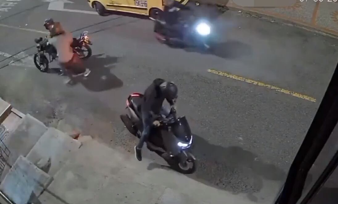 Los ladrones llegaron a subirse en la motocicleta antes de que el canino slaiera a defender a la mujer - crédito captura de pantalla de Facebook