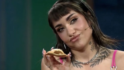 María Becerra se lució en la televisión española al cocinar en vivo tortas fritas: “Soy la reina”