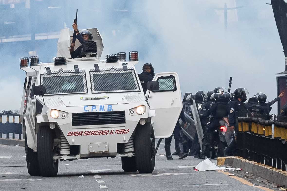 Imagen de archivo de integrantes de la Policía Nacional Bolivariana (PNB) que enfrentan a manifestantes durante una protesta contra de los resultados de las elecciones presidenciales, en Caracas (Venezuela). EFE/ Ronald Peña R.