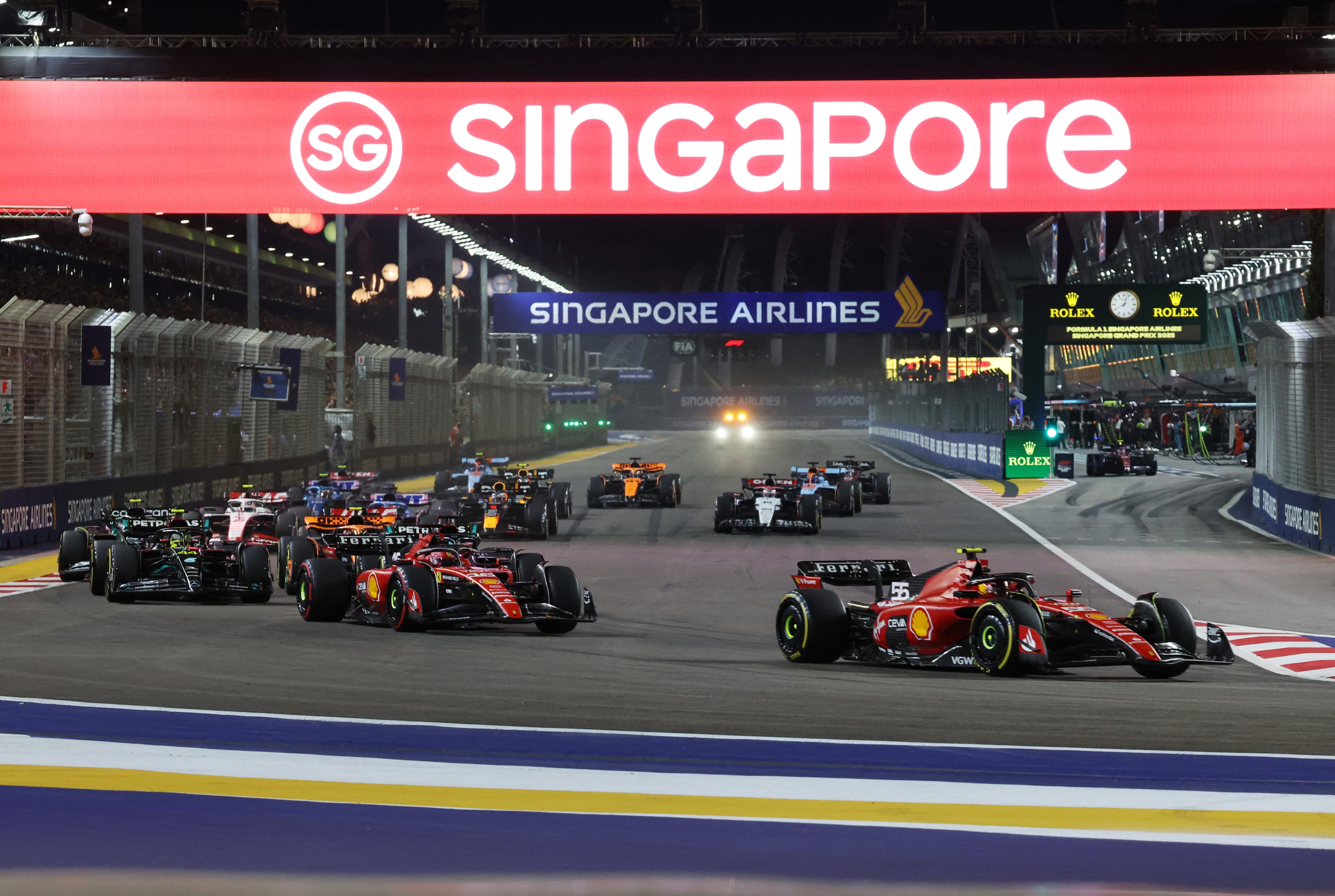 La largada de la carrera en 2023 que tuvo como ganador a Carlos Sainz (REUTERS/Edgar Su)