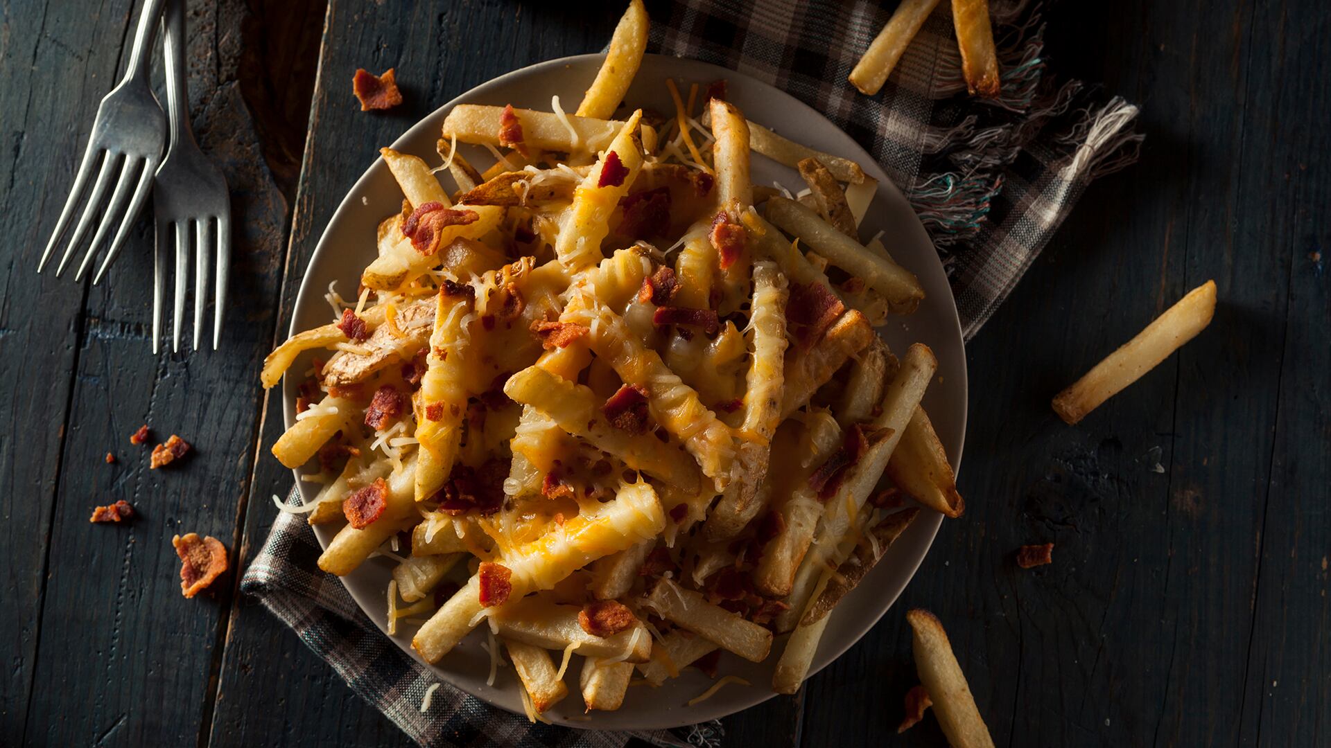 Las papas fritas con queso y bacon requieren de una preparación sencilla y rápida (Getty Images)