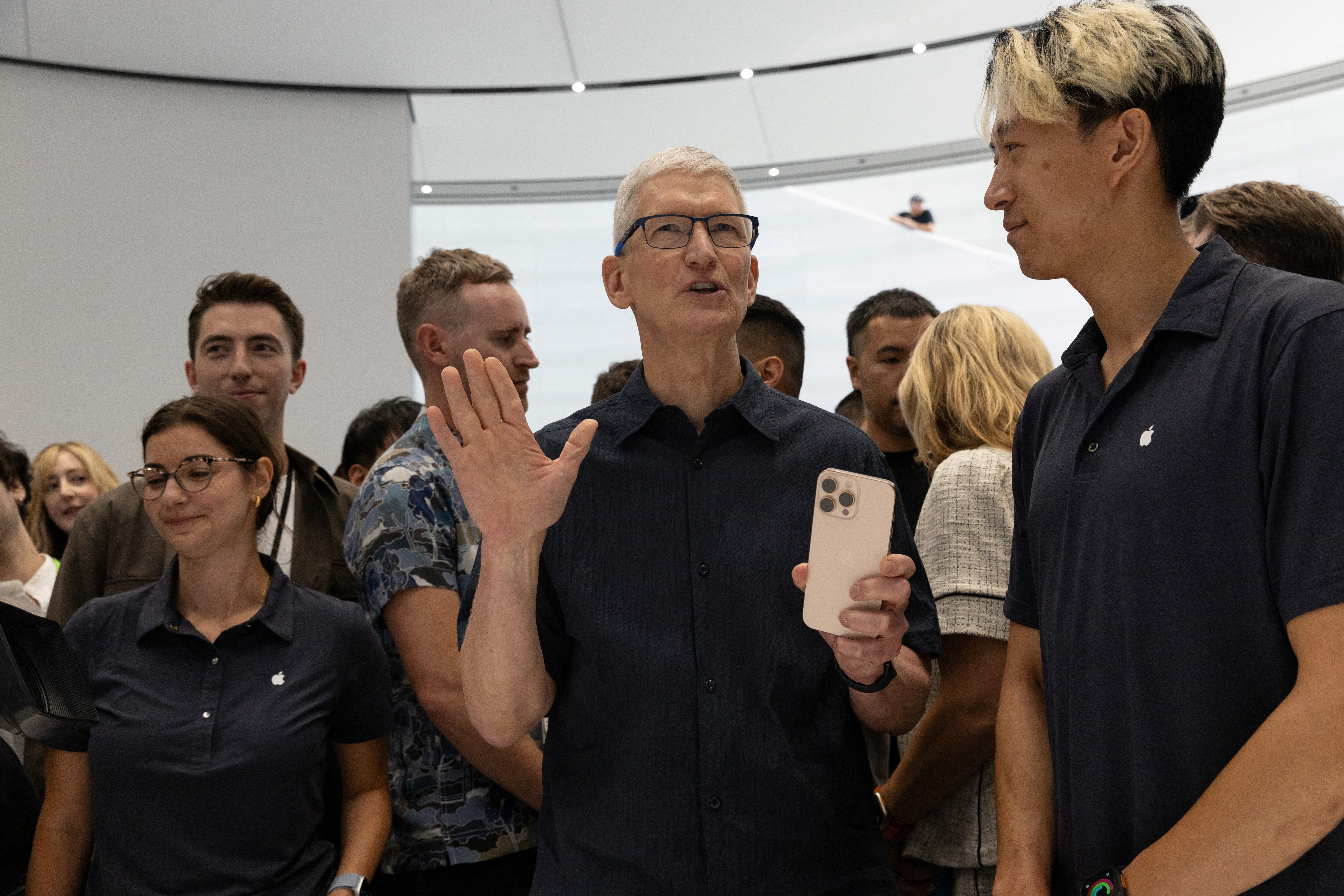 Tim Cook está interesado en hacer más seguros los teléfonos para los menores de edad. (Foto: REUTERS/Manuel Orbegozo)