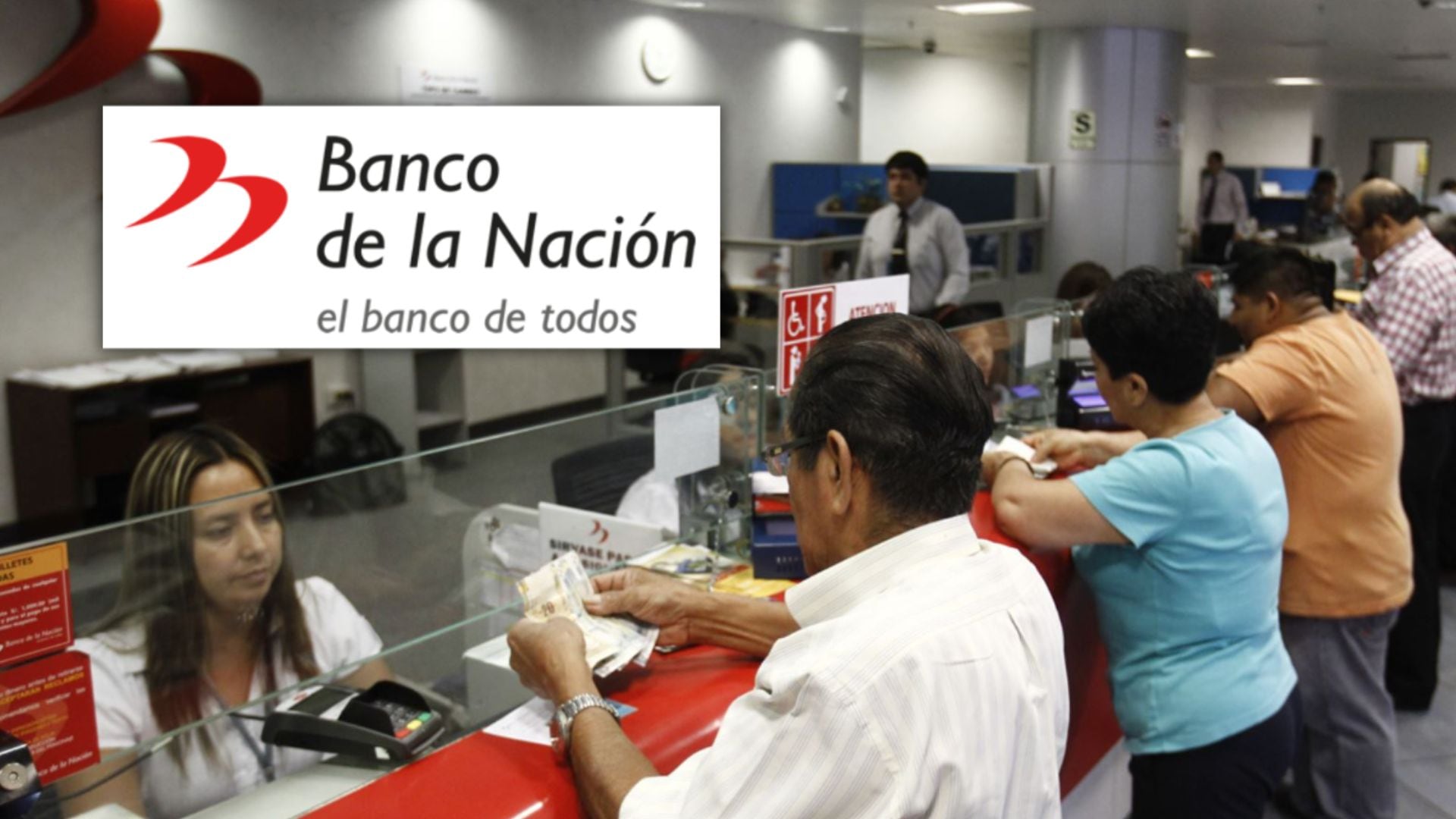 Gente cobrando en el Banco de la Nación