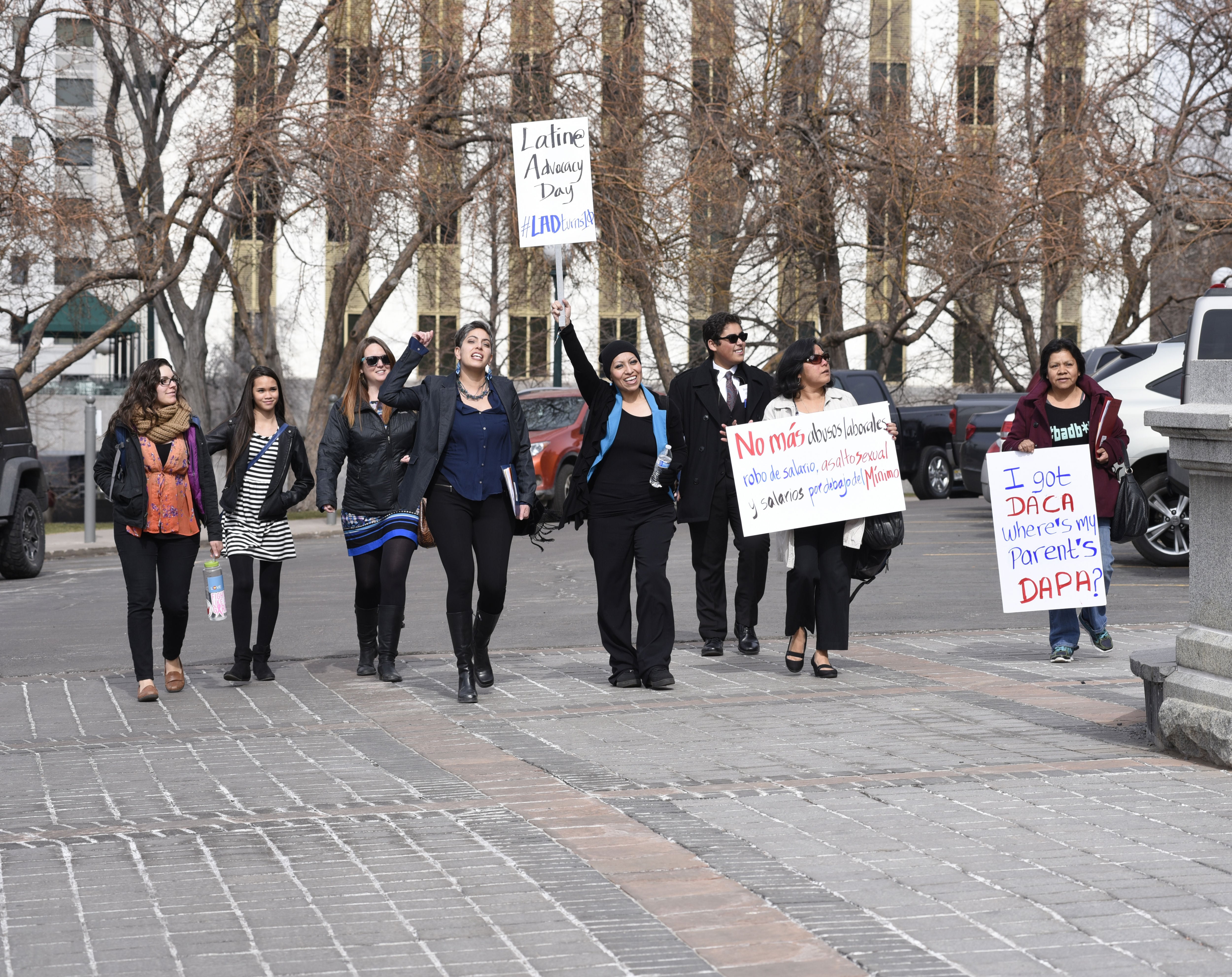 Un grupo de residentes latinos que llega al Capitolio estatal en Denver, Colorado, para hablar con representantes y senadores sobre los temas que afectan a esta comunidad en esa ciudad de Estados Unidos (EFE/Todd Pierson)