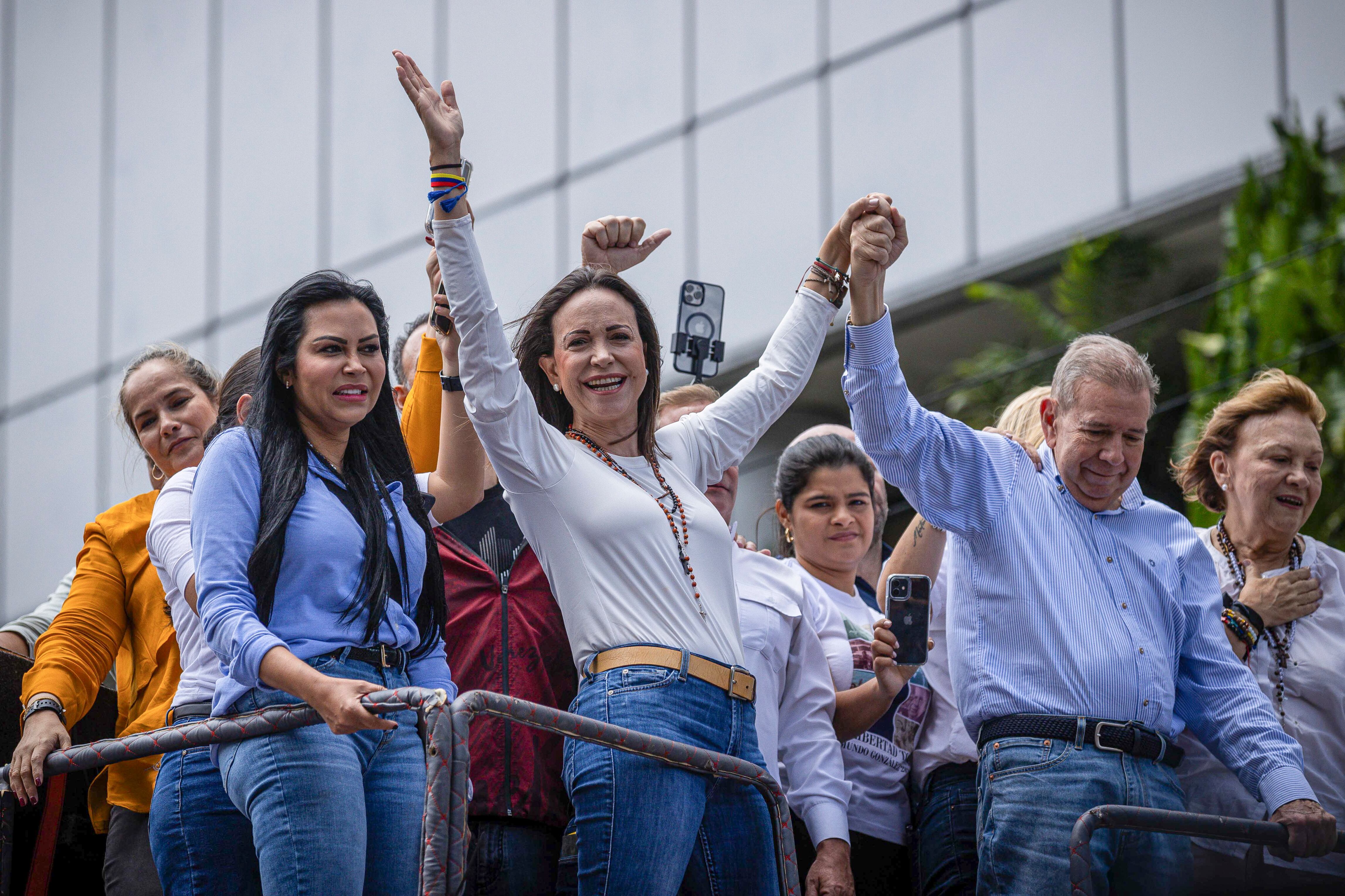 La líder opositora venezolana María Corina Machado (centro) y el candidato a la presidencia de Venezuela Edmundo González Urrutia (derecha) participan en una manifestación de apoyo este martes 30 de julio de 2024 en Caracas. EFE/ Henry Chirinos
