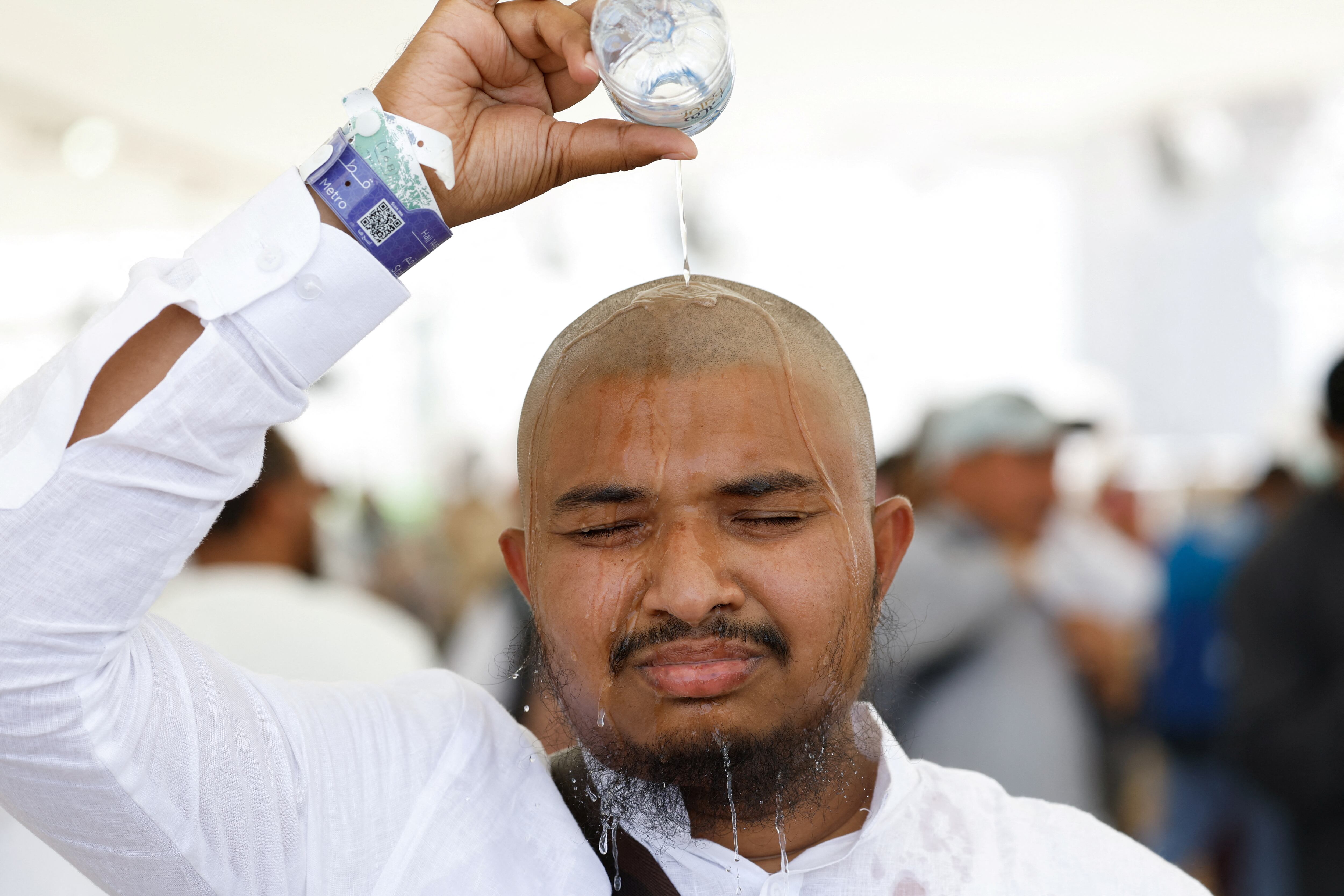 Un peregrino musulmán vierte agua sobre su cabeza para refrescarse del calor, mientras participa en la peregrinación anual haj en Mina, Arabia Saudita, el 17 de junio de 2024 (REUTERS/Mohammed Torokman)
