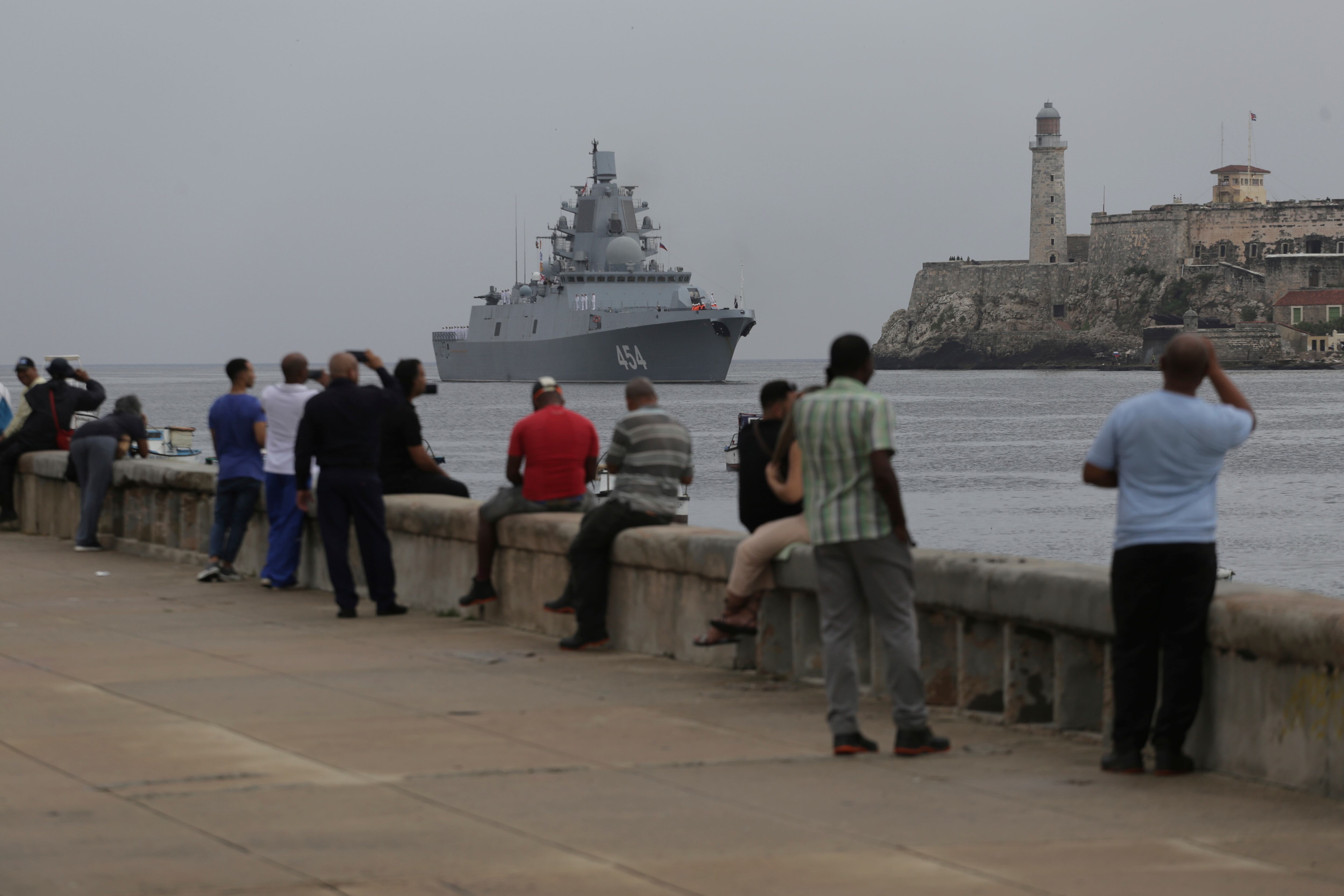 La gente observa cómo la fragata Almirante Gorshkov de la Armada rusa llega a Cuba (AP Foto/Ariel Ley)