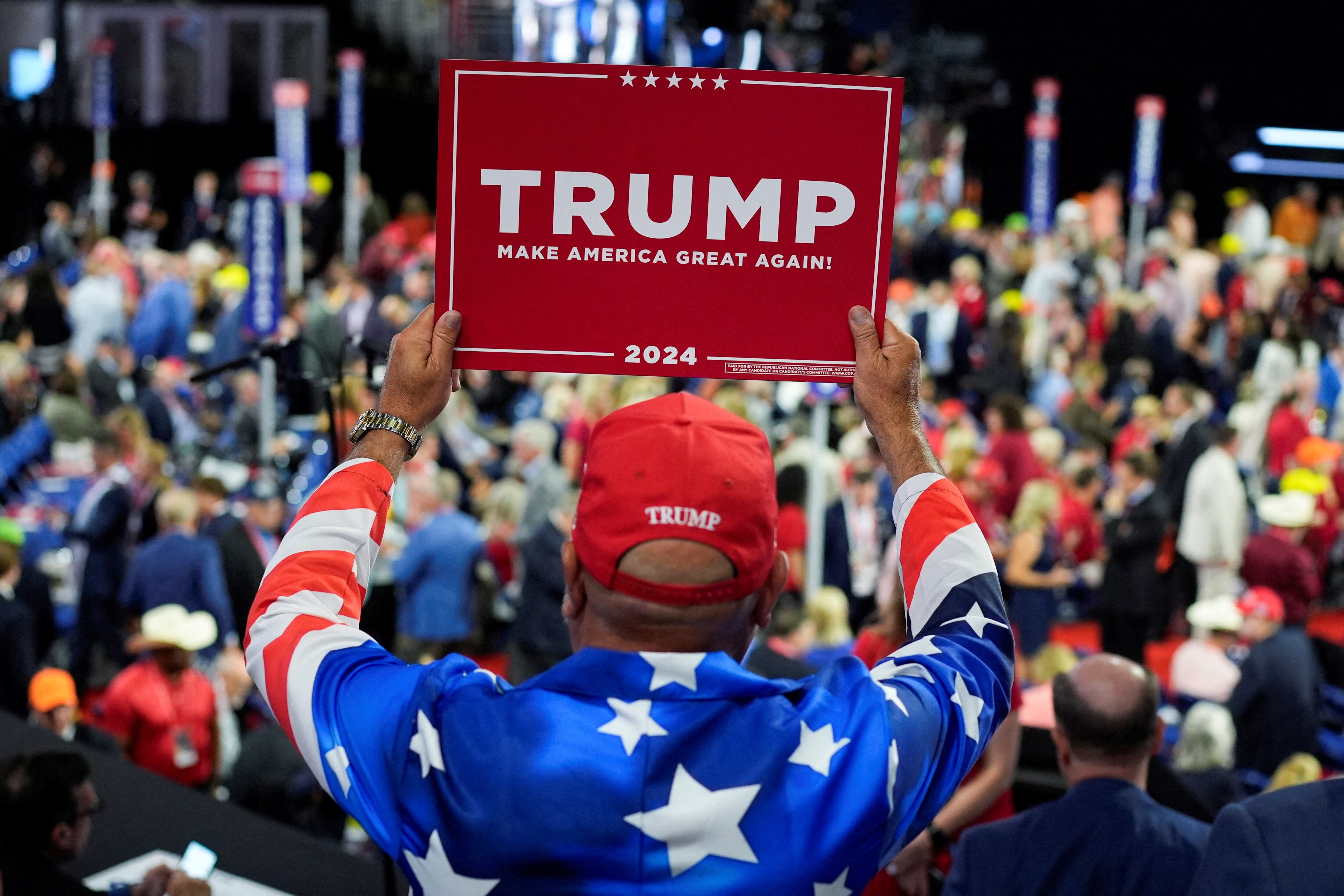 Un partidario del candidato presidencial republicano y ex presidente de Estados Unidos Donald Trump asiste al primer día de la Convención Nacional Republicana (RNC) en el Fiserv Forum en Milwaukee, Wisconsin (REUTERS/Cheney Orr)