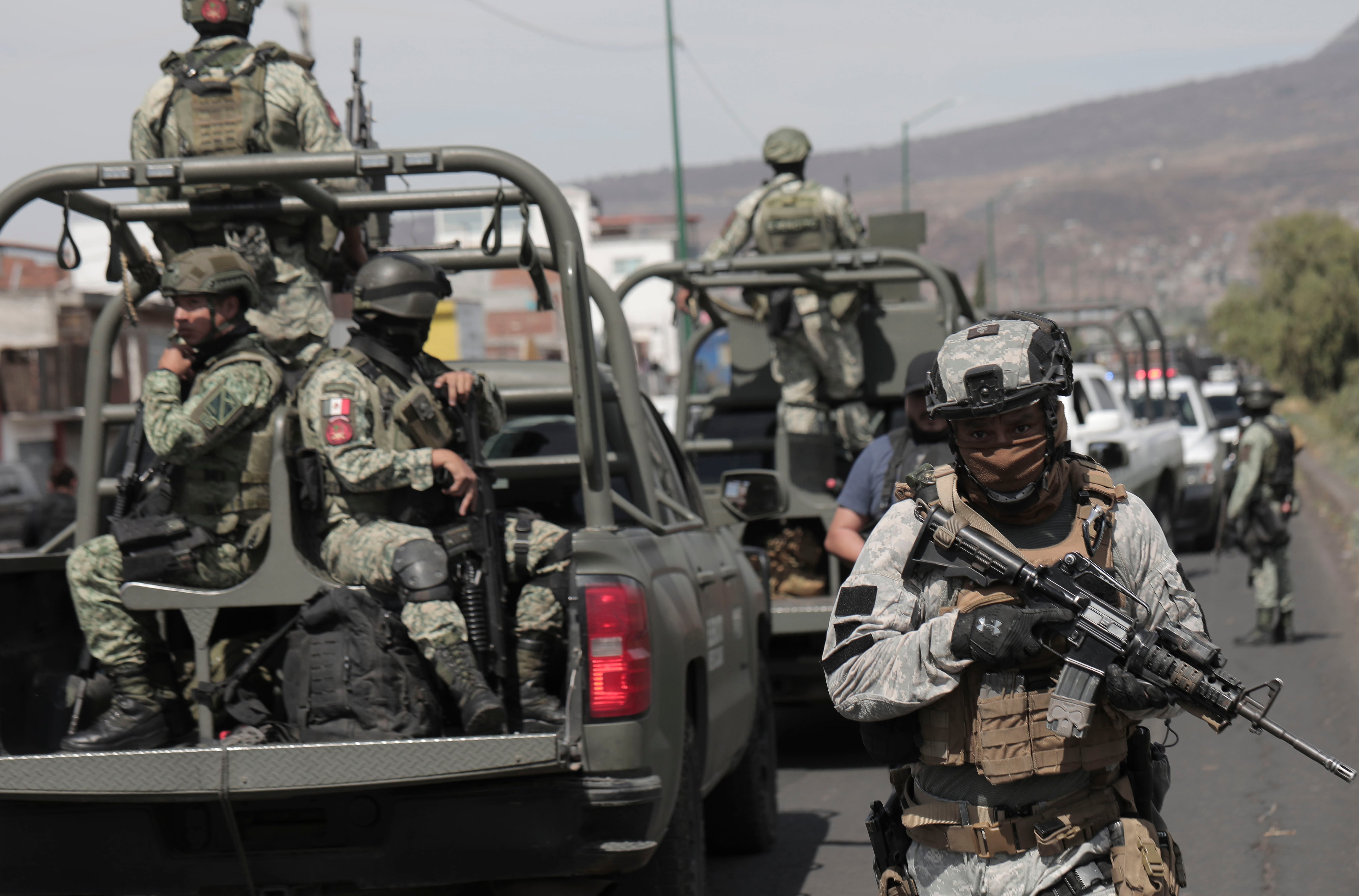 Fotografía de archivo fechada el 23 de marzo de 2024, donde se observa integrantes del Ejercito Mexicano y de la Guardia Nacional mientras patrullan las principales avenidas en la ciudad de Morelia en Michoacán (México). EFE/ Iván Villanueva/ARCHIVO
